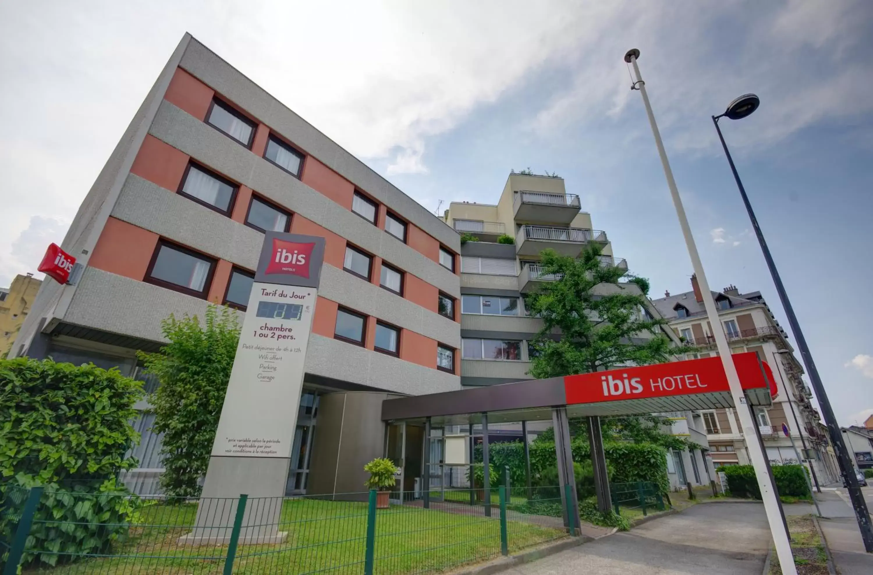 Facade/entrance, Property Building in ibis Grenoble Gare