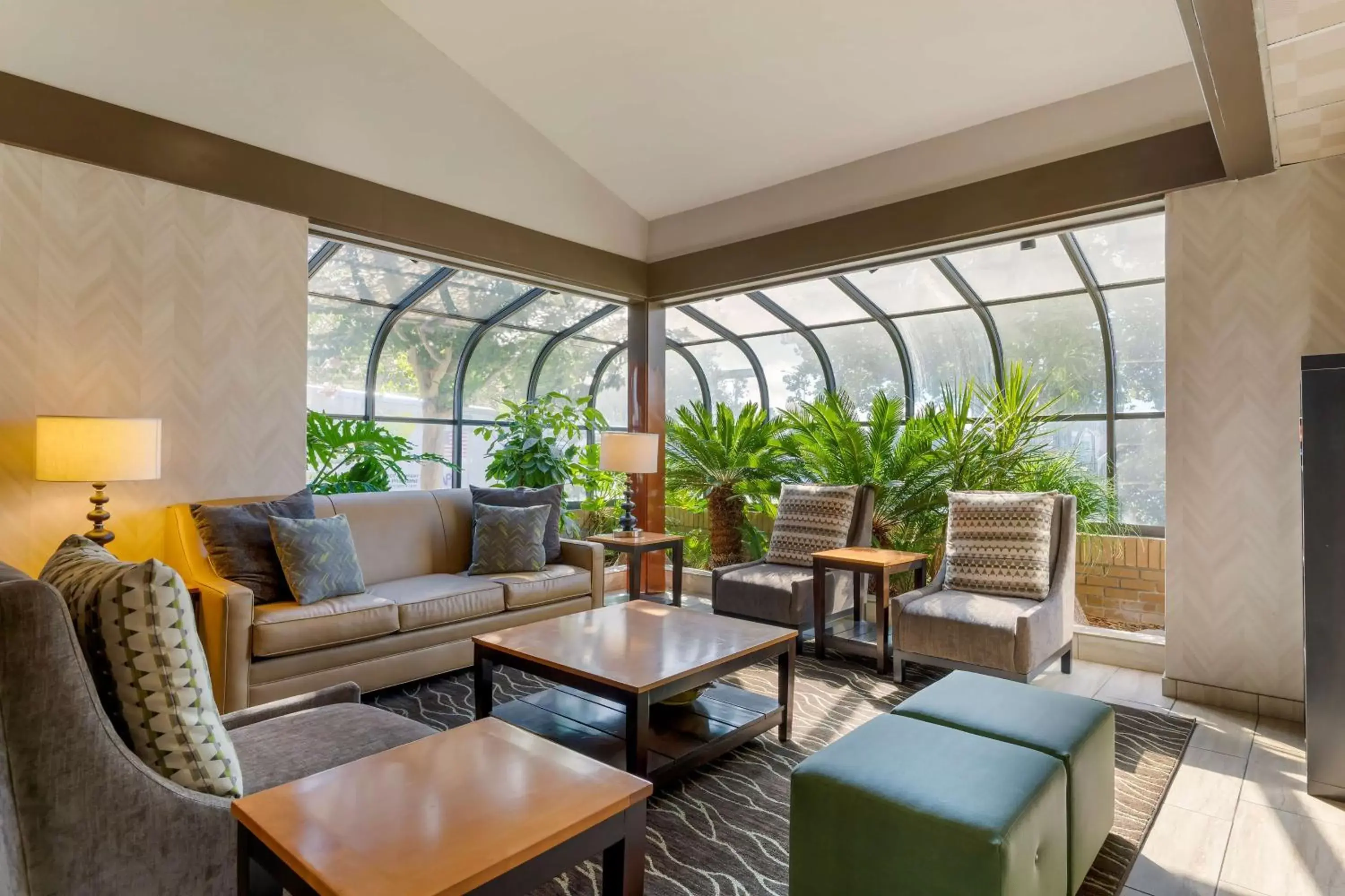 Lobby or reception, Seating Area in Best Western Plus Forest Park Inn