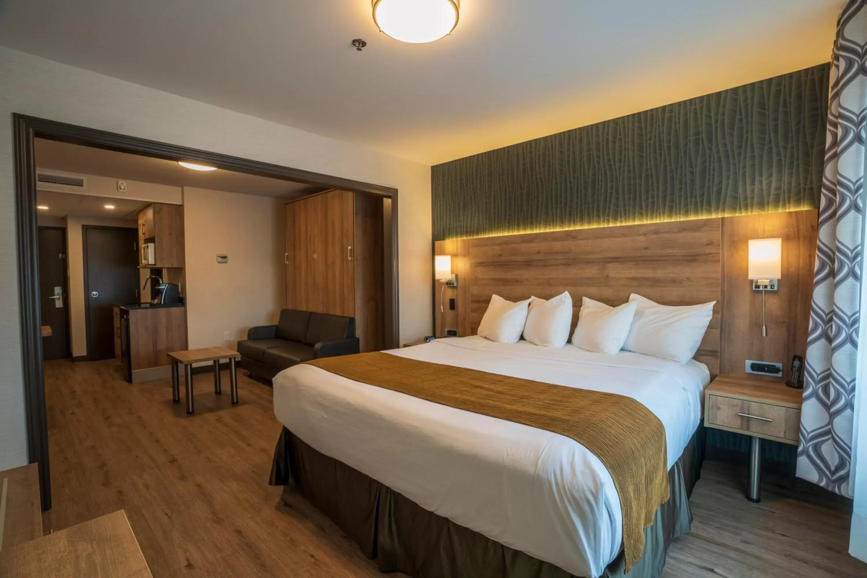 Bed in Hôtel Quality Suites Drummondville
