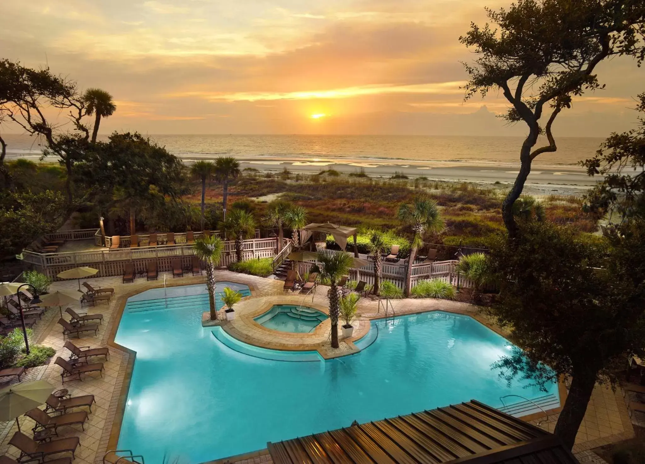 Lounge or bar, Pool View in Omni Hilton Head Oceanfront Resort