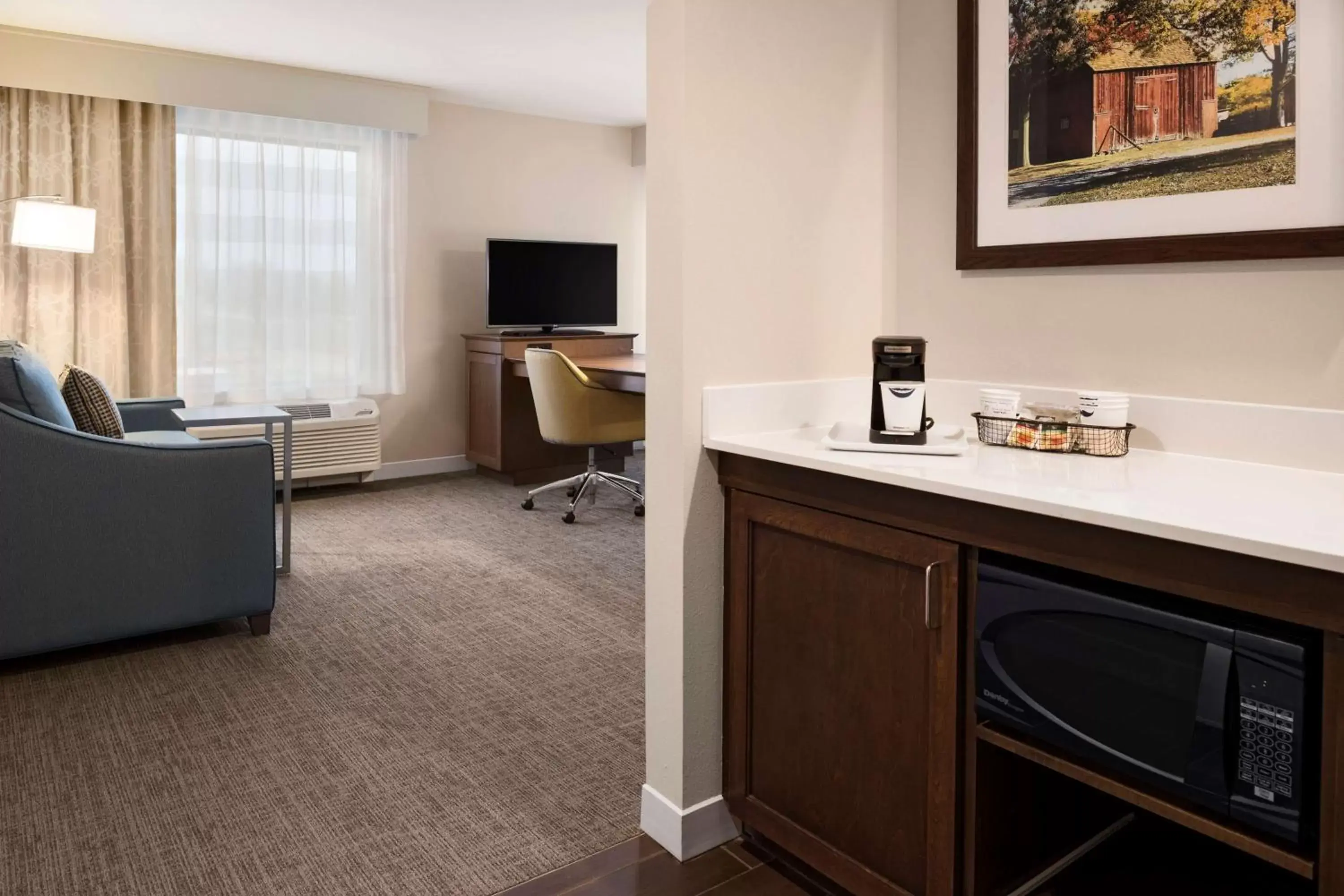 Living room, TV/Entertainment Center in Hampton Inn Lincoln Airport, Ne