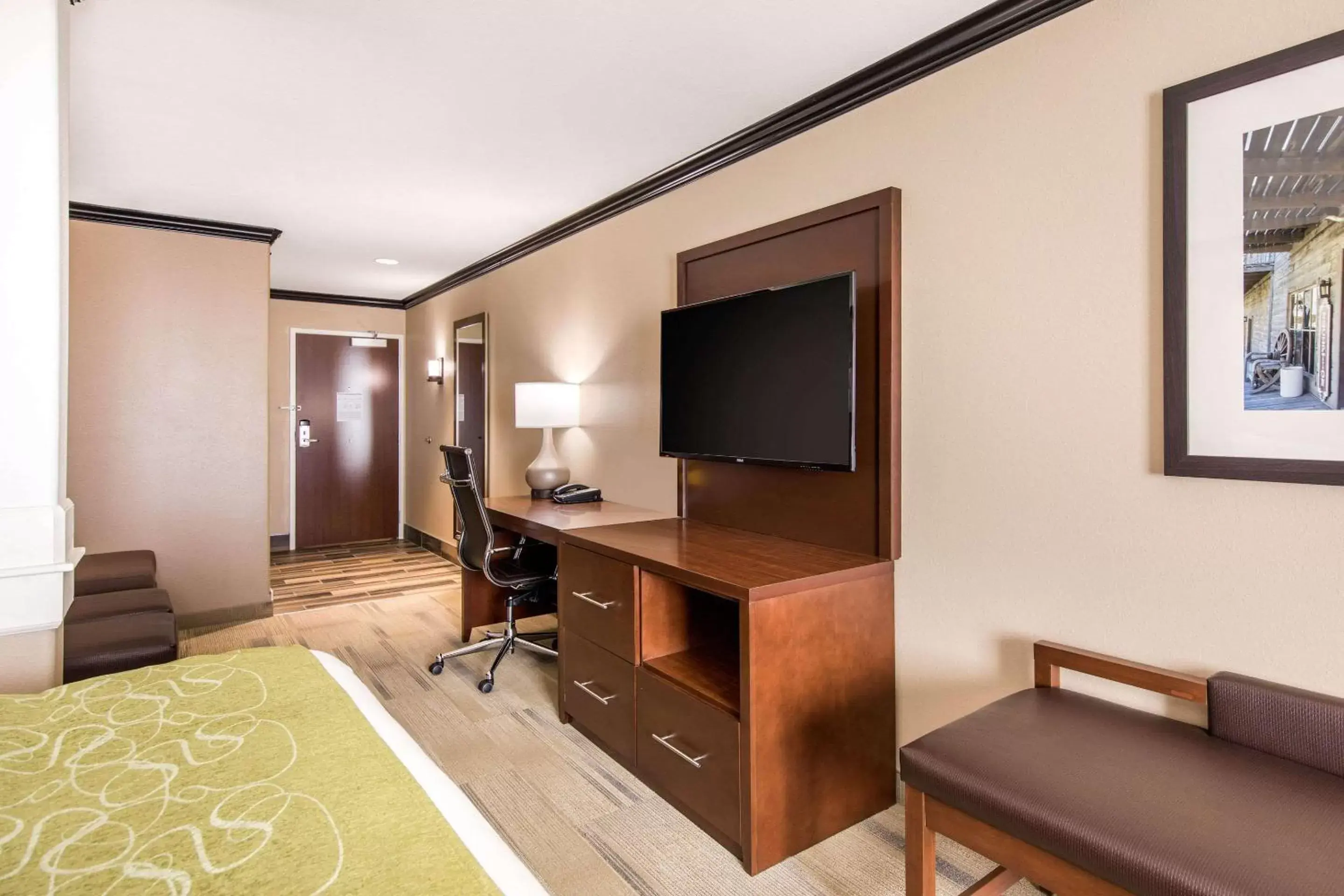 Photo of the whole room, TV/Entertainment Center in Comfort Suites