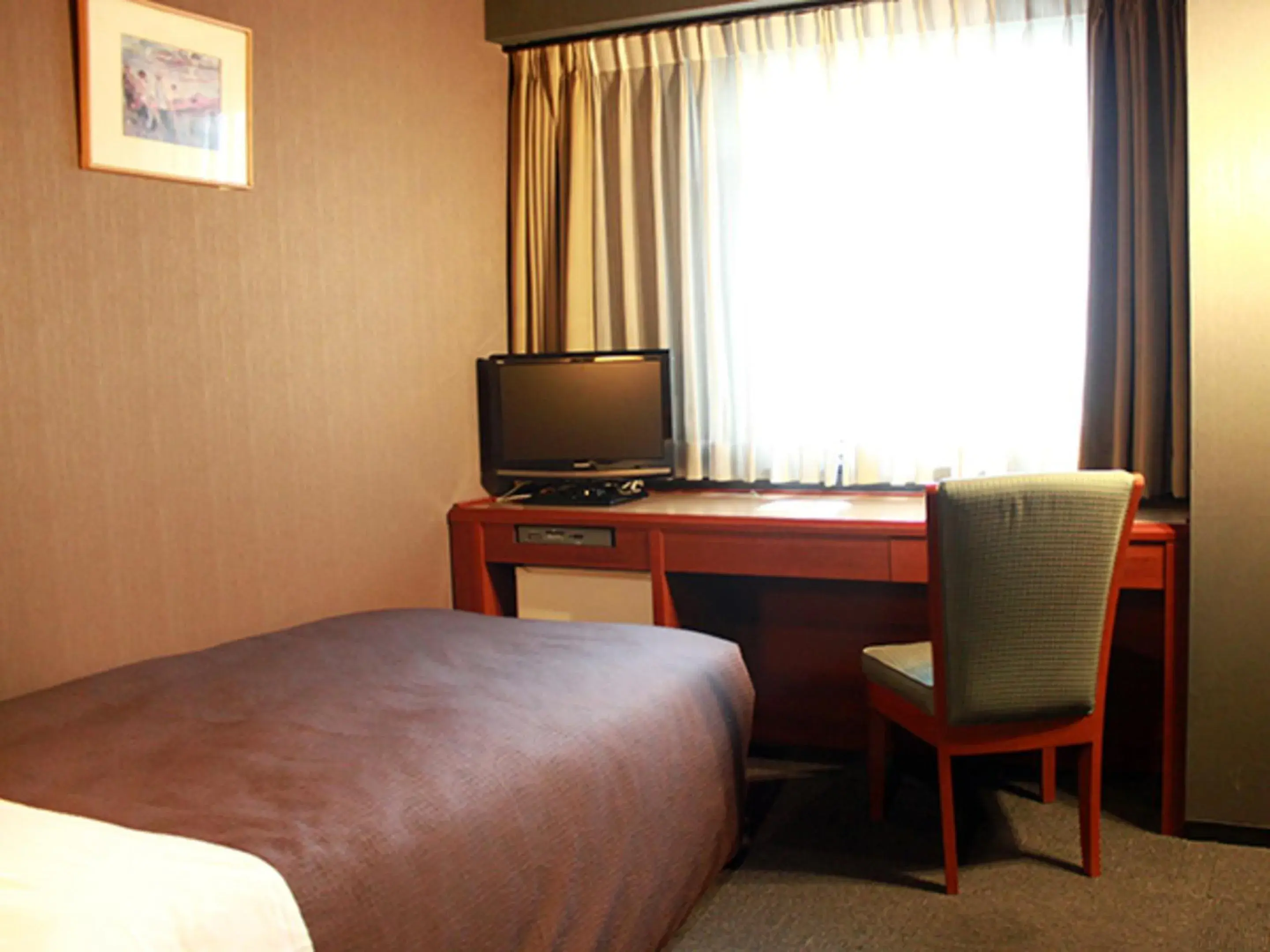 Bed, TV/Entertainment Center in HOTEL LiVEMAX BUDGET Yokohama Tsurumi