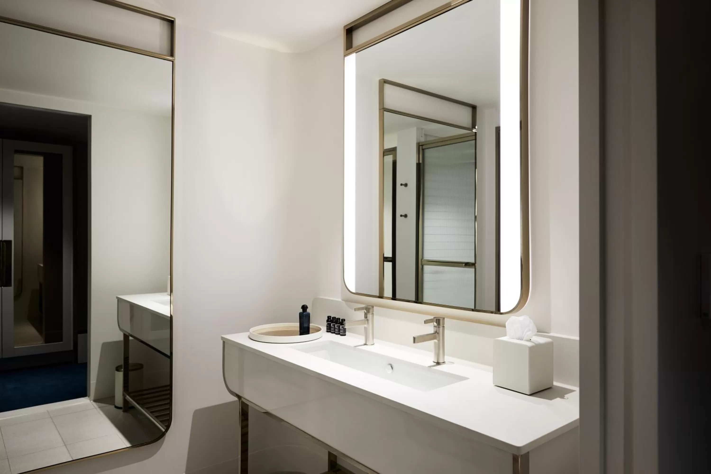 Bathroom in Hotel Chadstone Melbourne MGallery Collection