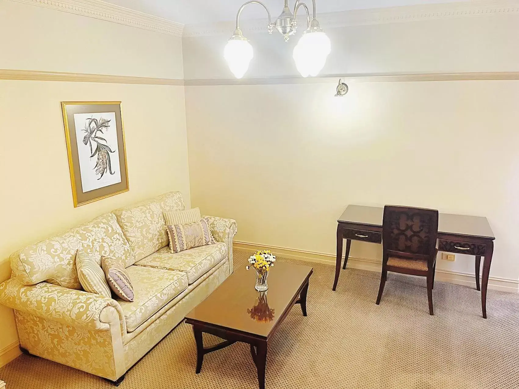 Living room, Seating Area in Royal Albert Hotel