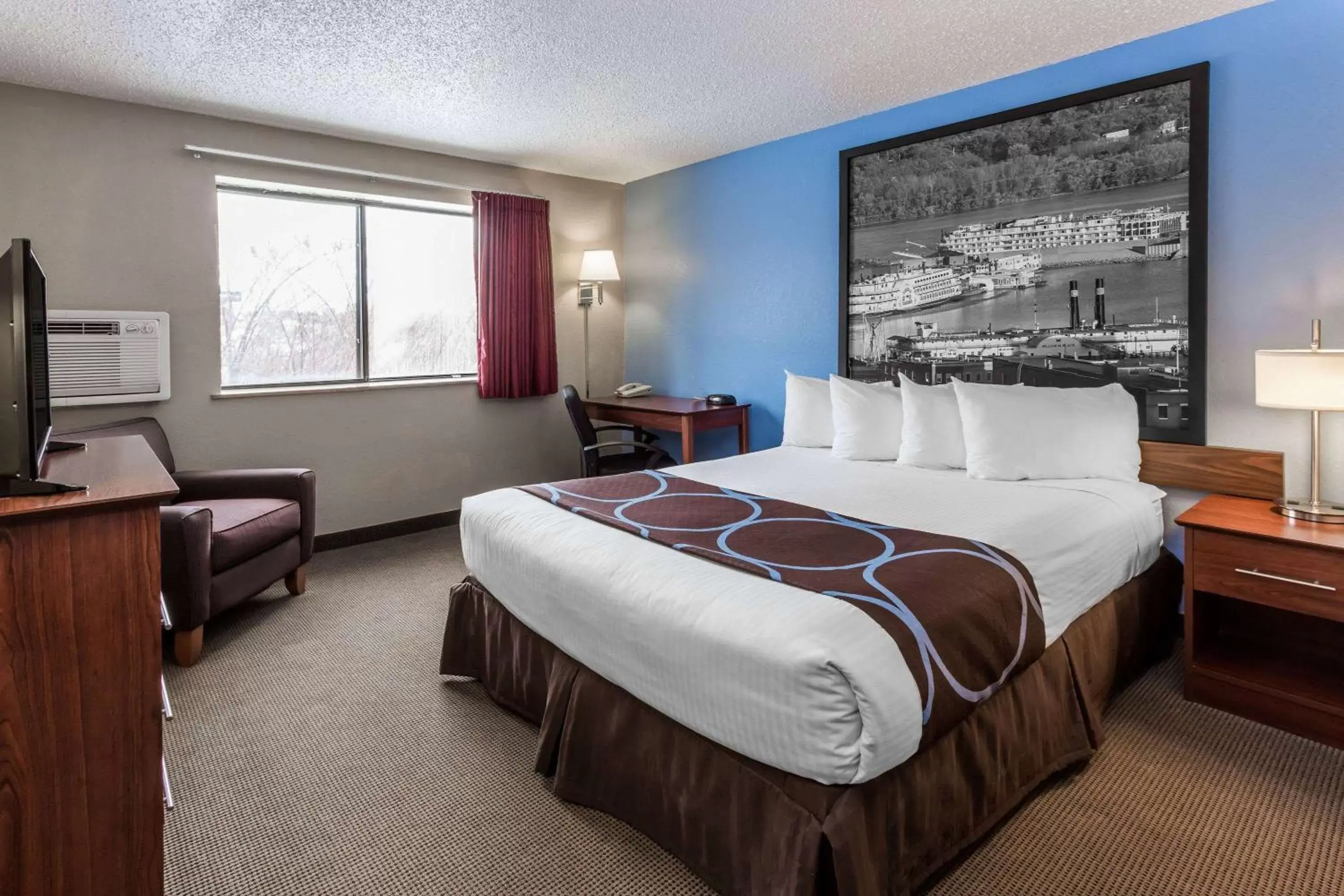 Photo of the whole room, Bed in Super 8 by Wyndham Dubuque