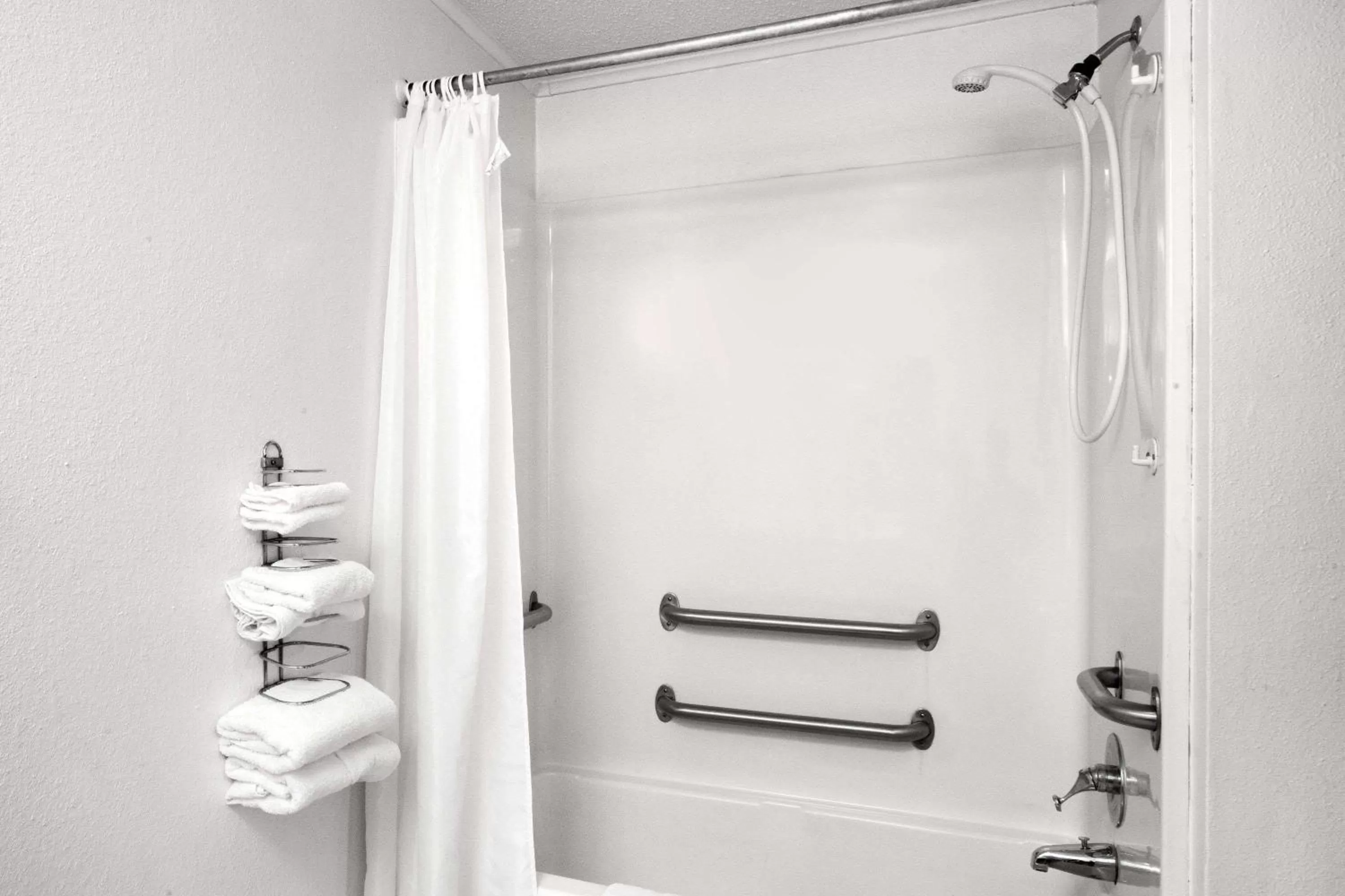 Photo of the whole room in Knights Inn Pittston