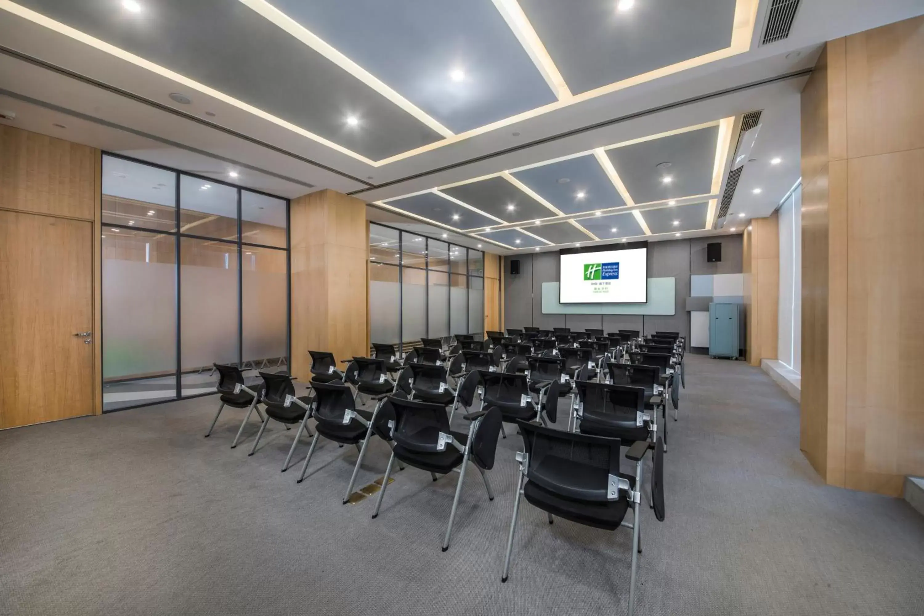 Meeting/conference room in Holiday Inn Express - Yantai YEDA, an IHG Hotel