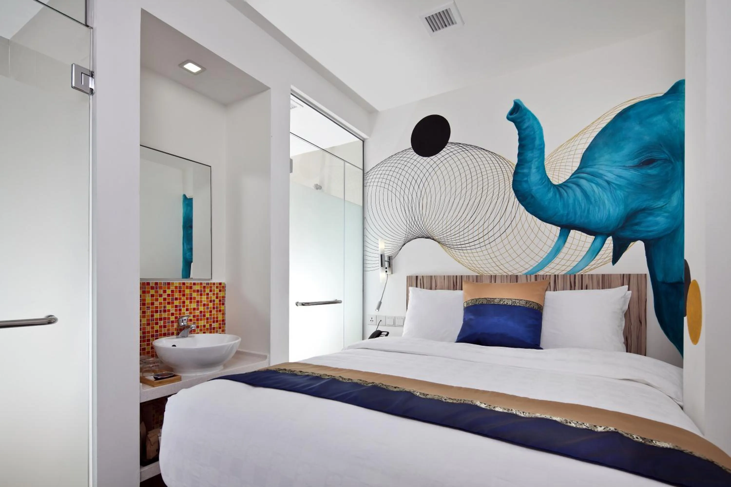 Photo of the whole room, Bed in Hotel Clover The Arts