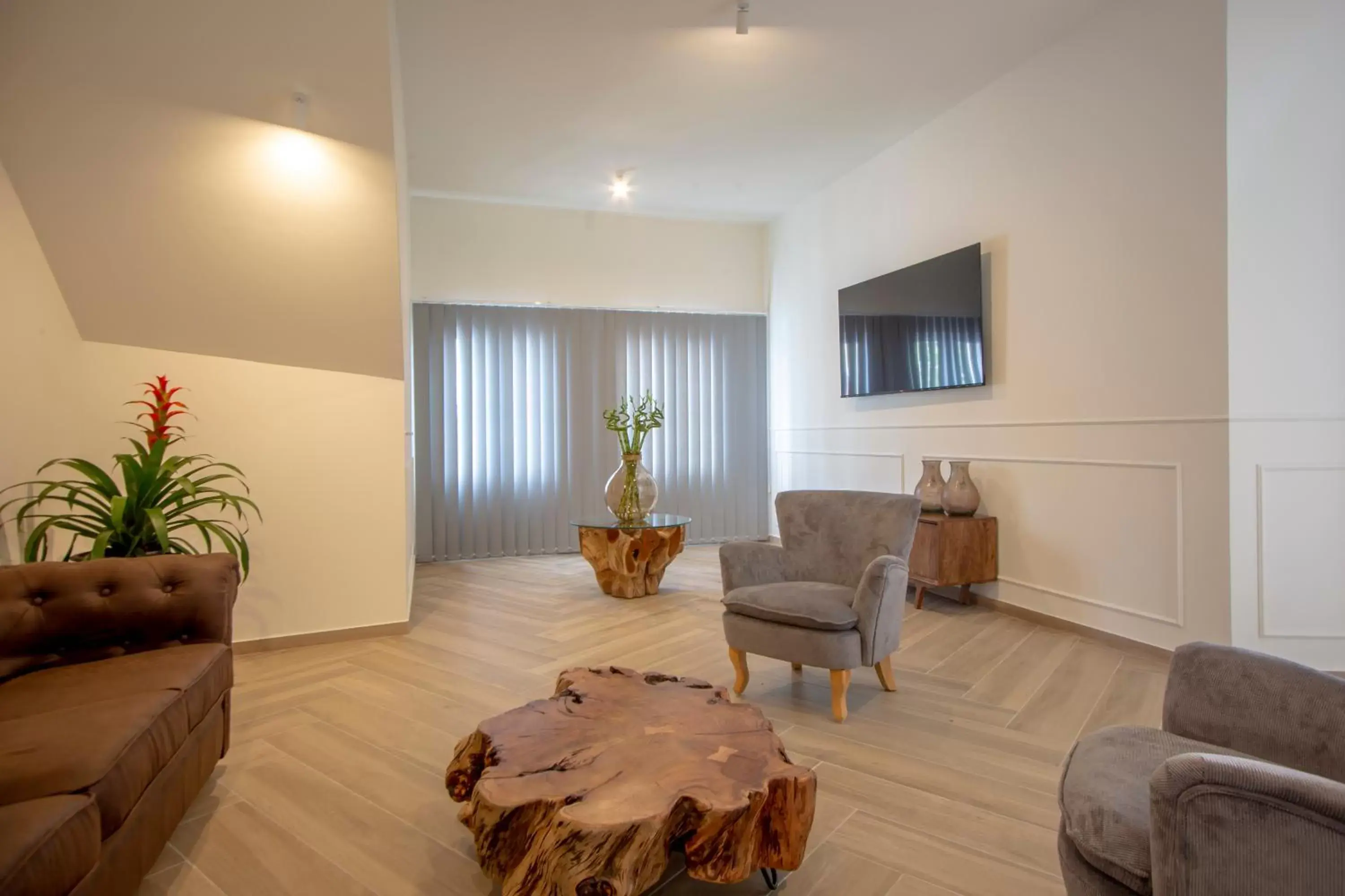 Communal lounge/ TV room, Seating Area in Guest House Jacarandá Faro