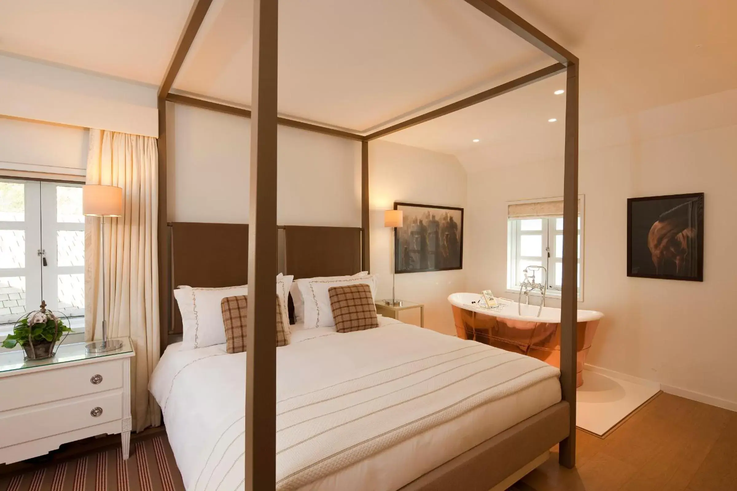 Bedroom, Bed in Coworth Park - Dorchester Collection