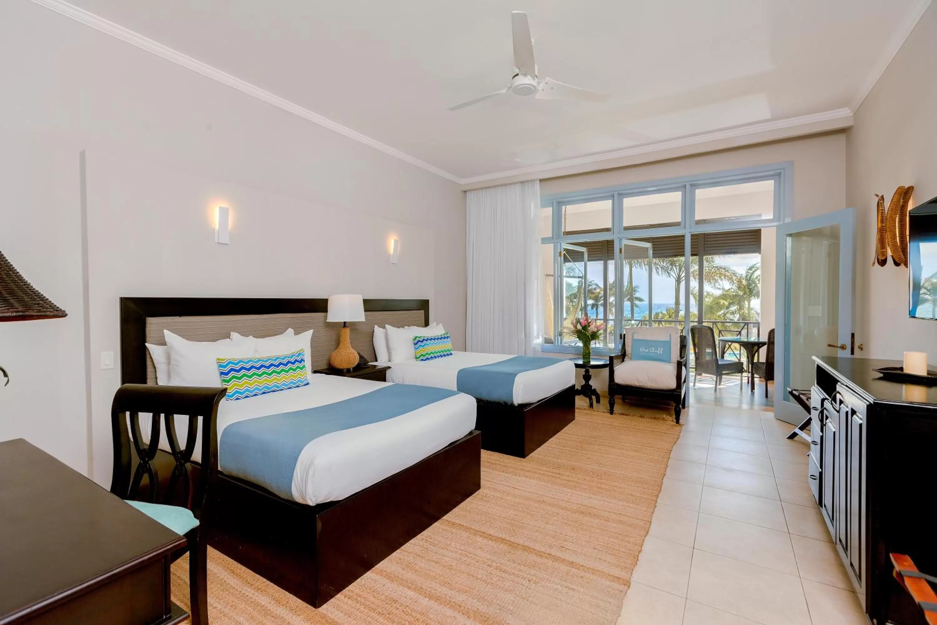 Bedroom, Bed in The Cliff Hotel