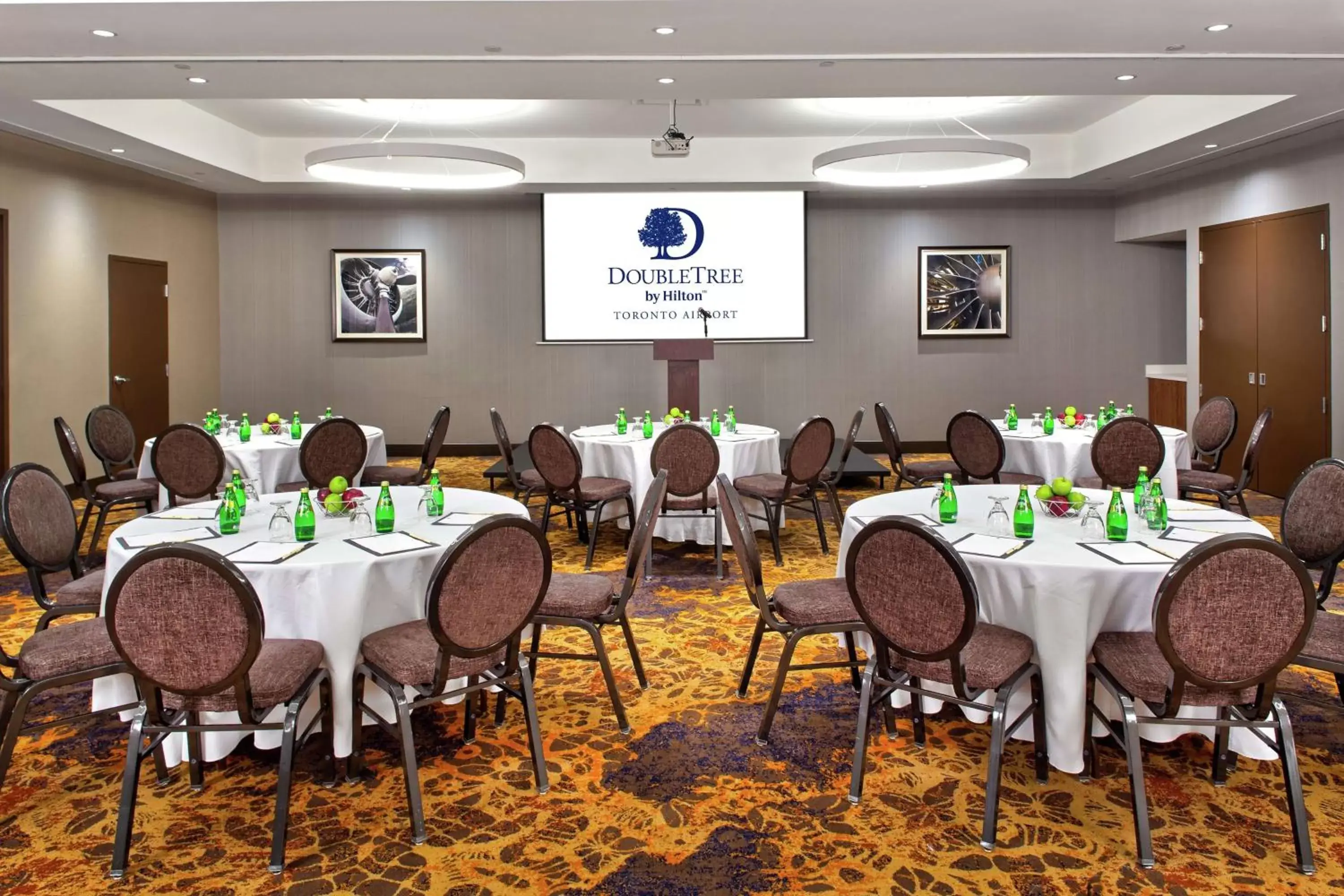 Meeting/conference room, Restaurant/Places to Eat in Doubletree by Hilton Toronto Airport, ON