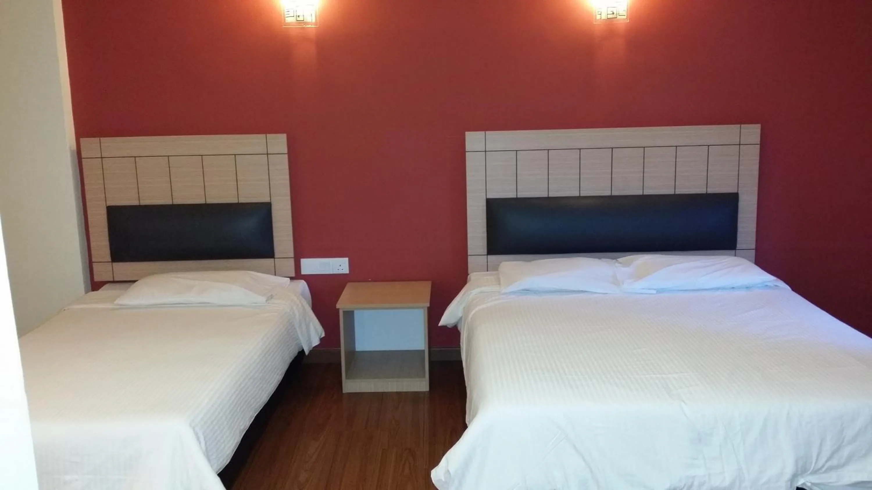 Photo of the whole room in Smart Hotel