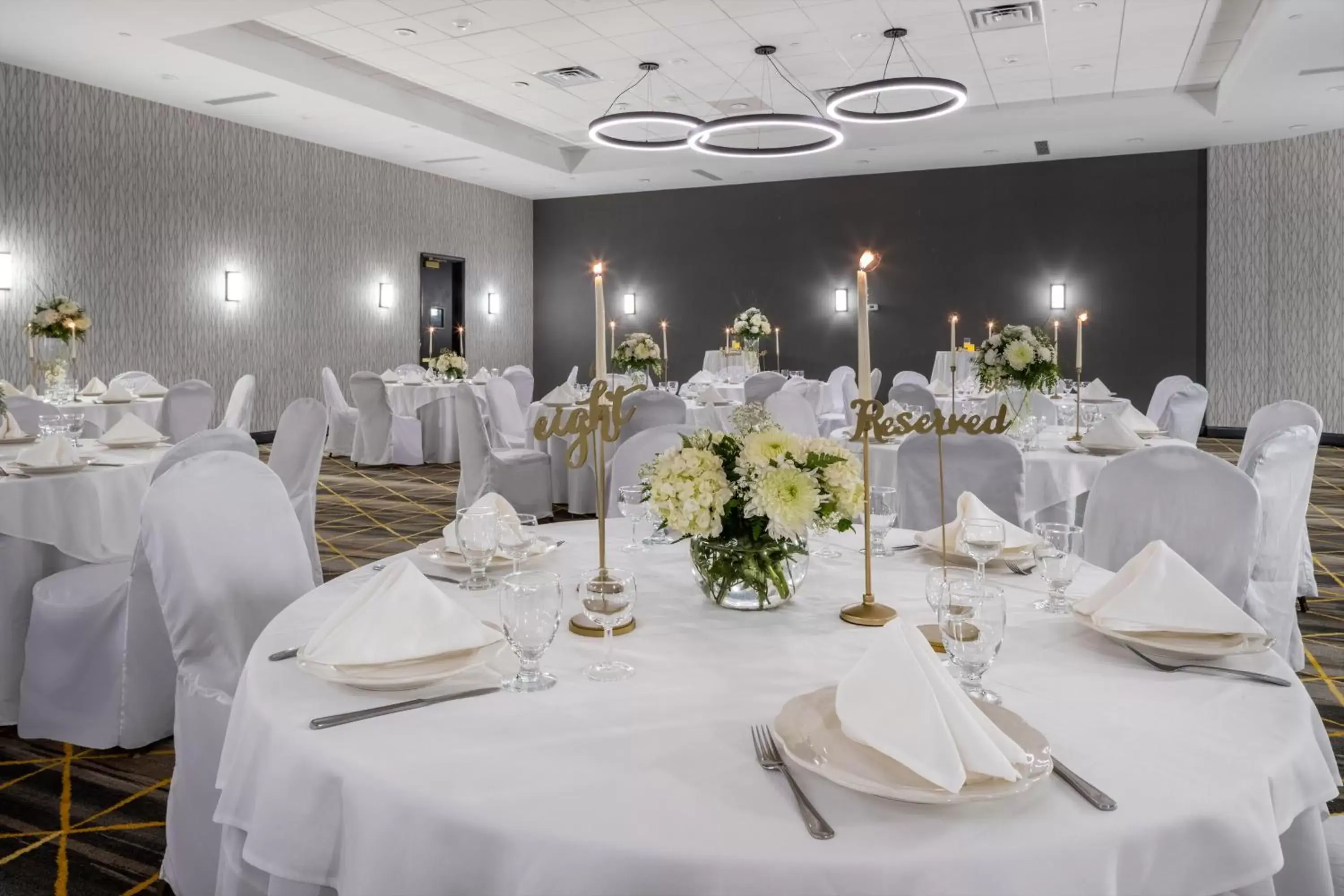 Banquet/Function facilities, Restaurant/Places to Eat in Holiday Inn - Long Island - ISLIP Arpt East, an IHG Hotel