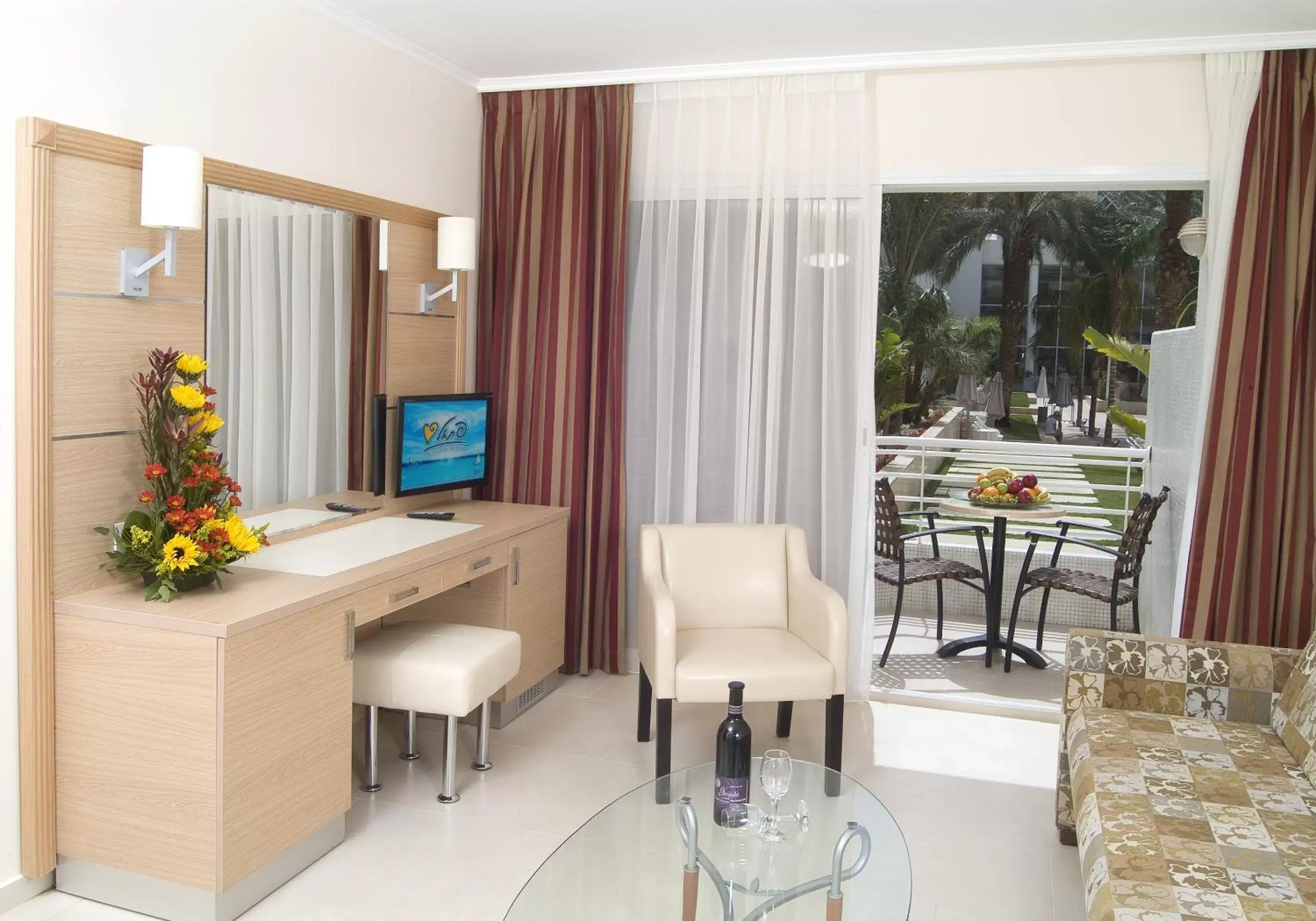 Living room, TV/Entertainment Center in Leonardo Royal Resort Eilat