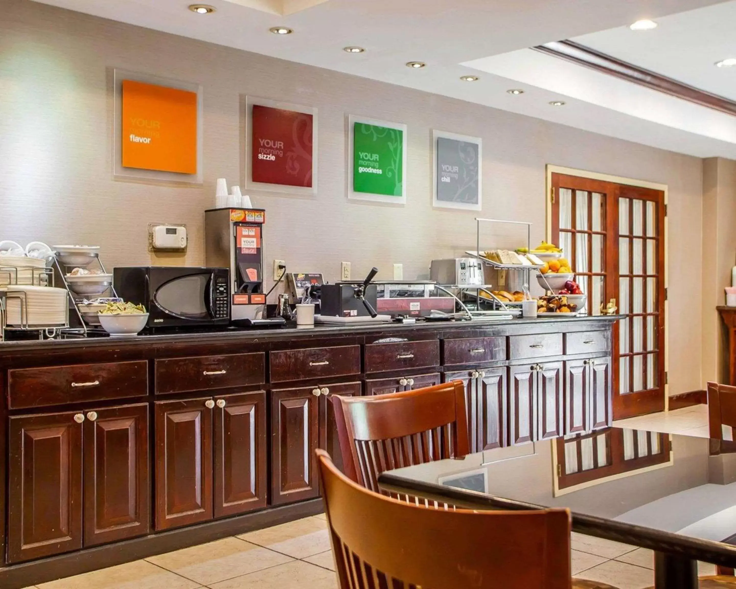 Restaurant/Places to Eat in Comfort Suites East Brunswick - South River