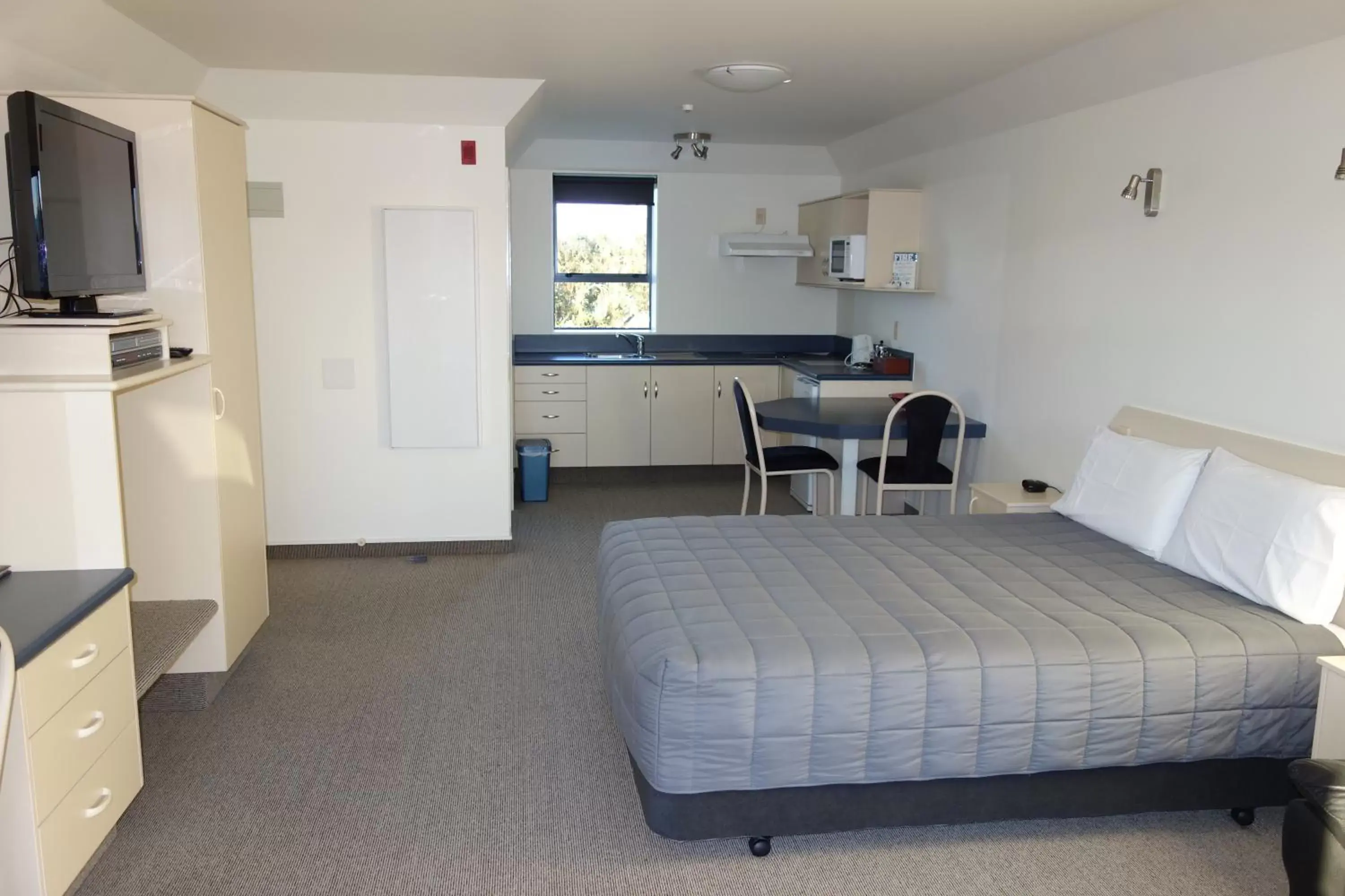 Photo of the whole room, Kitchen/Kitchenette in Avalon Manor Motel