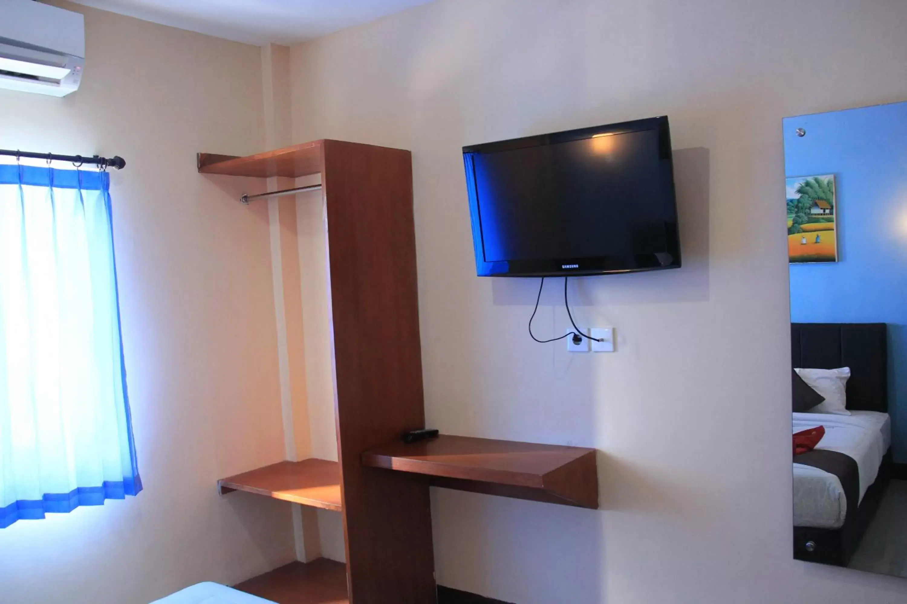 TV and multimedia, TV/Entertainment Center in Asher Bali Transit