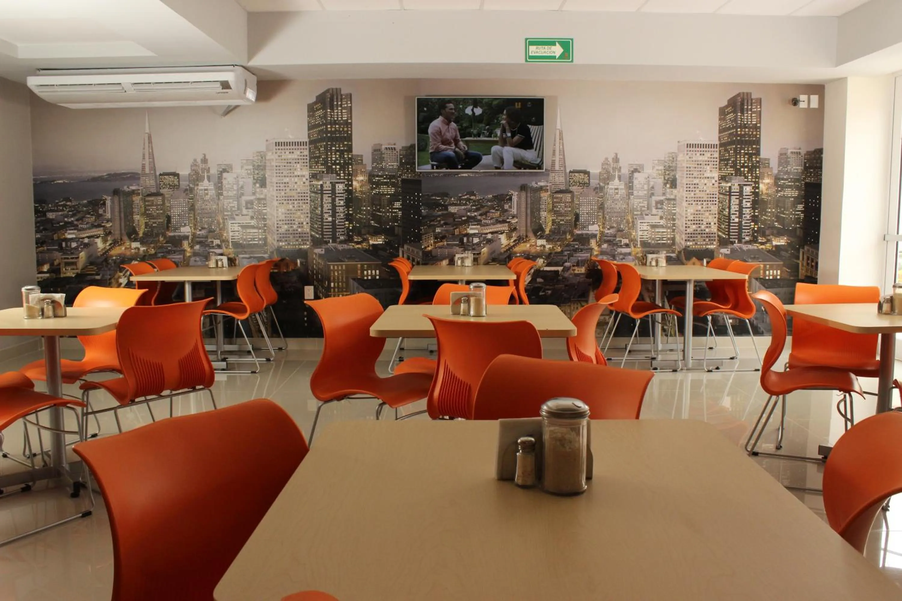 Restaurant/places to eat in Hotel Urbainn