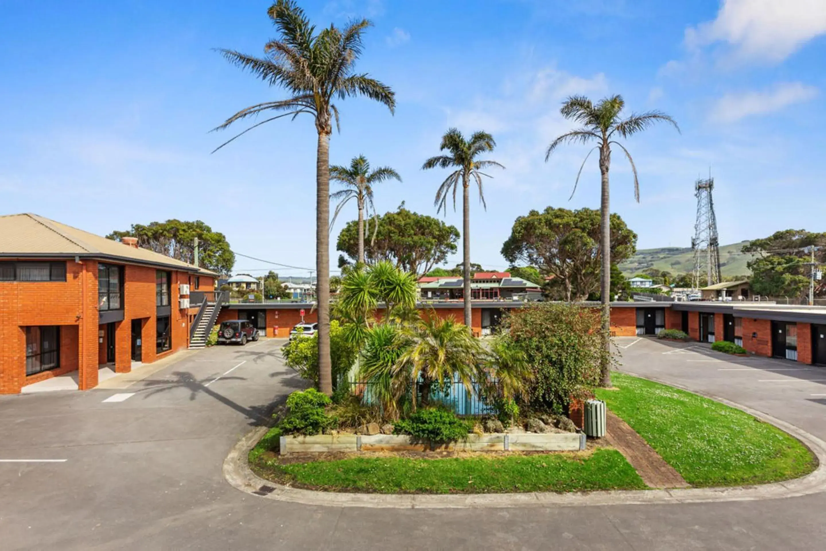 Parking, Property Building in Best Western Apollo Bay Motel