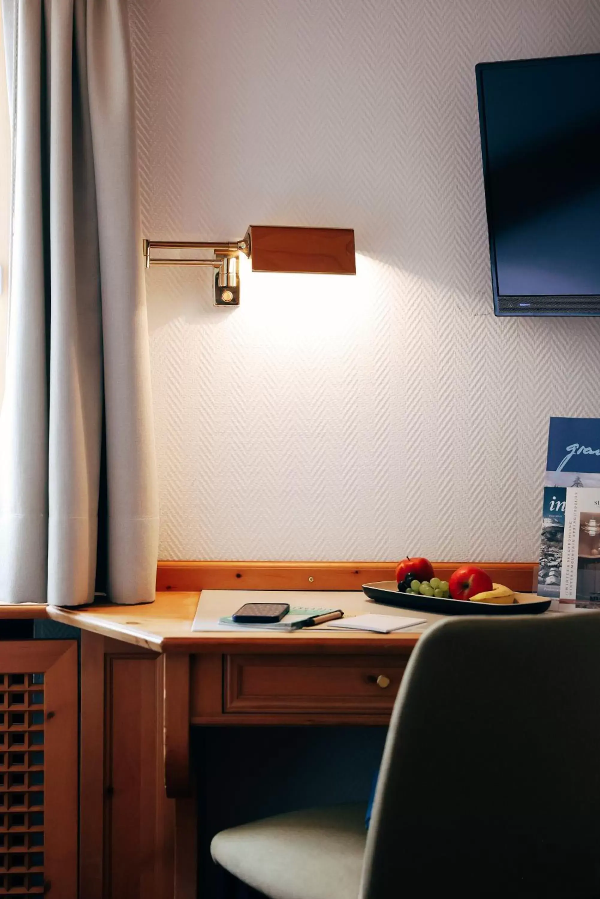 Bedroom, TV/Entertainment Center in Hotel Steinbock Pontresina