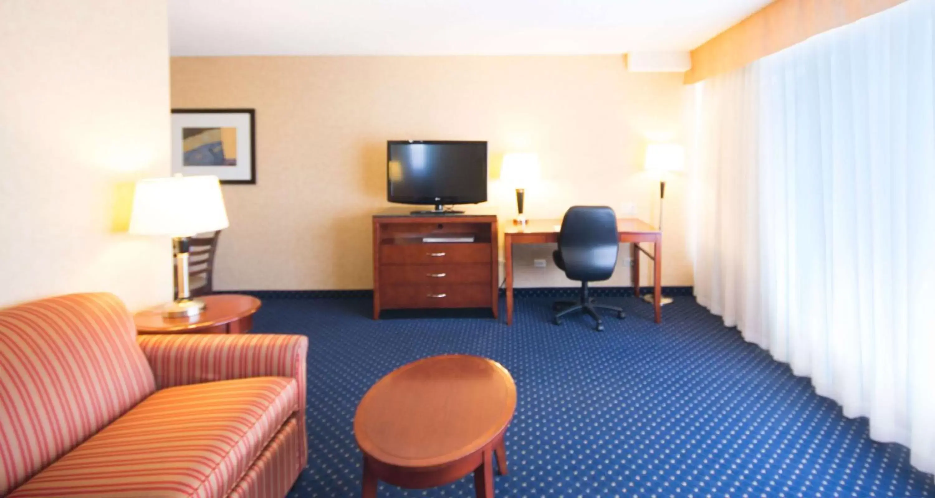 Living room, TV/Entertainment Center in Best Western Plus Suites Downtown Calgary