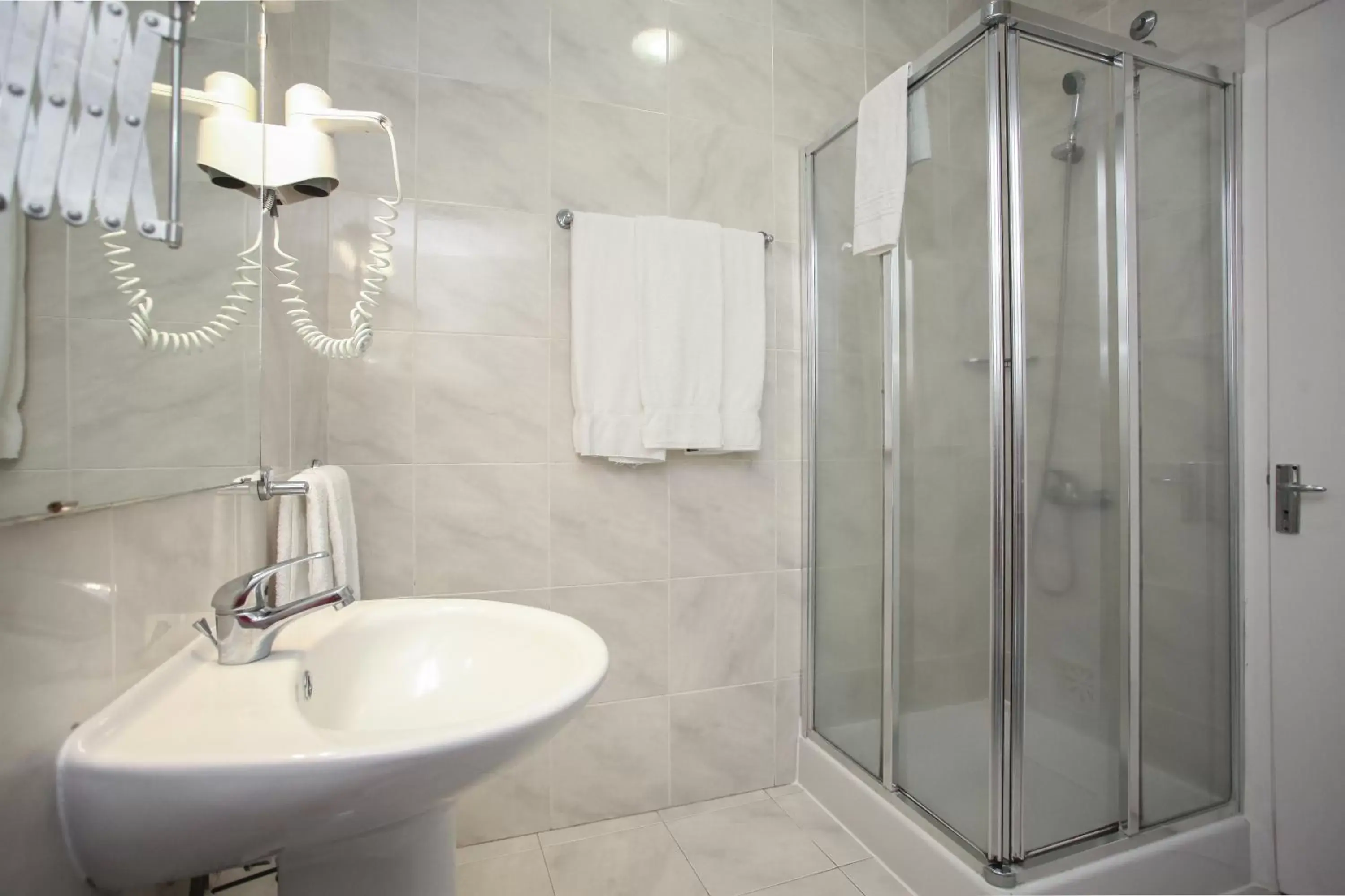 Shower, Bathroom in Hotel São Miguel