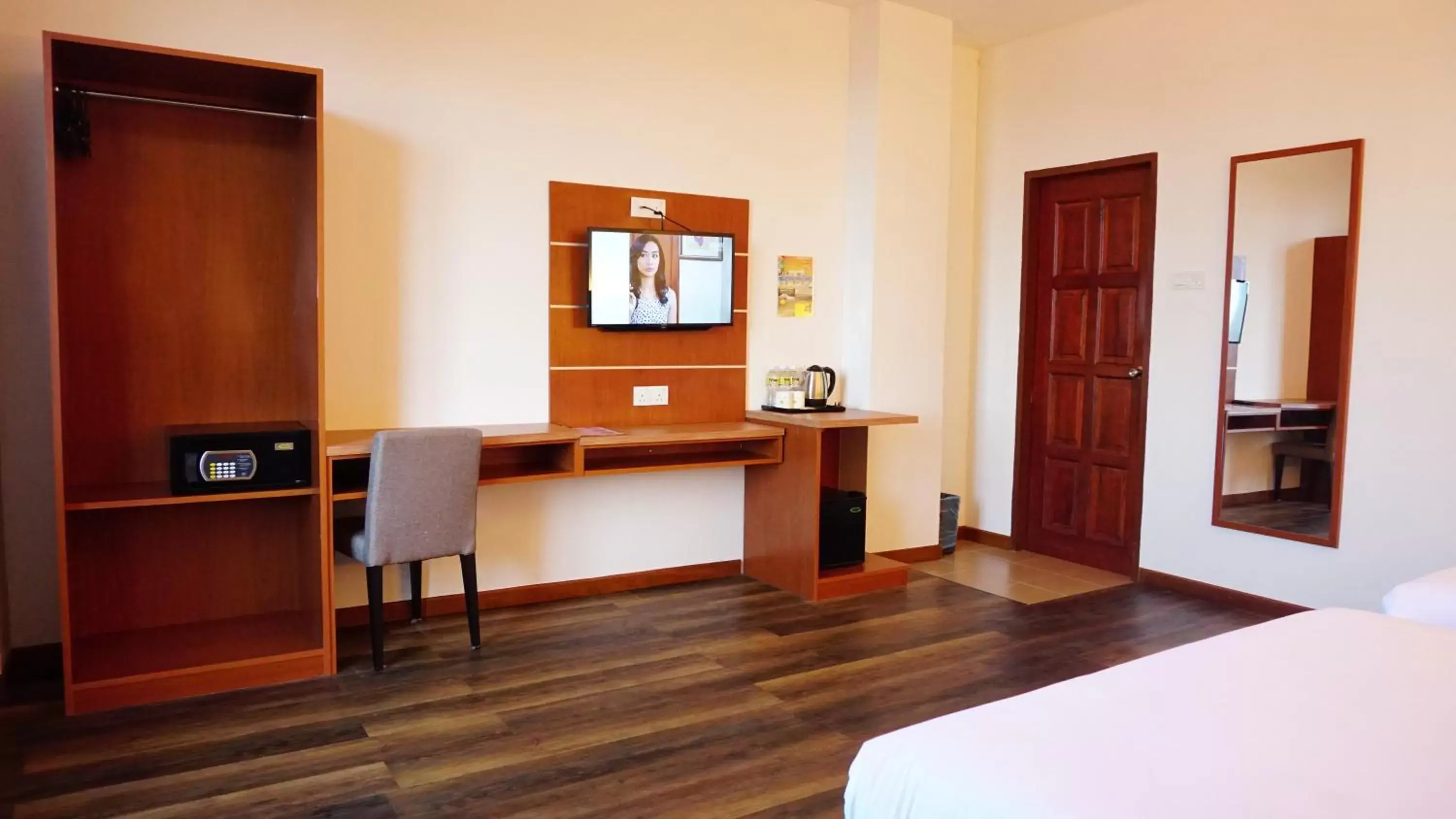 Bedroom, TV/Entertainment Center in Best Star Resort