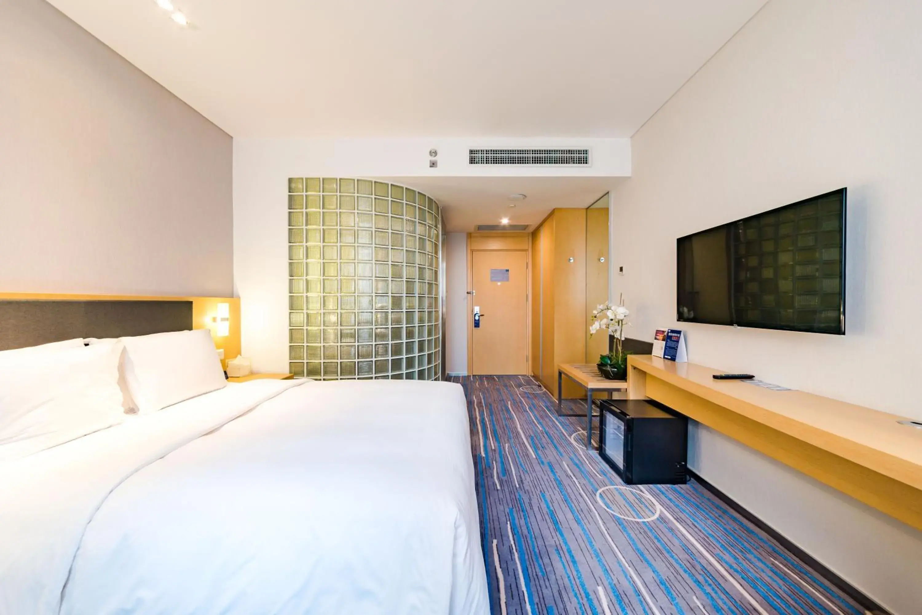 Property building, Bed in Holiday Inn Express Shijiazhuang Heping, an IHG Hotel