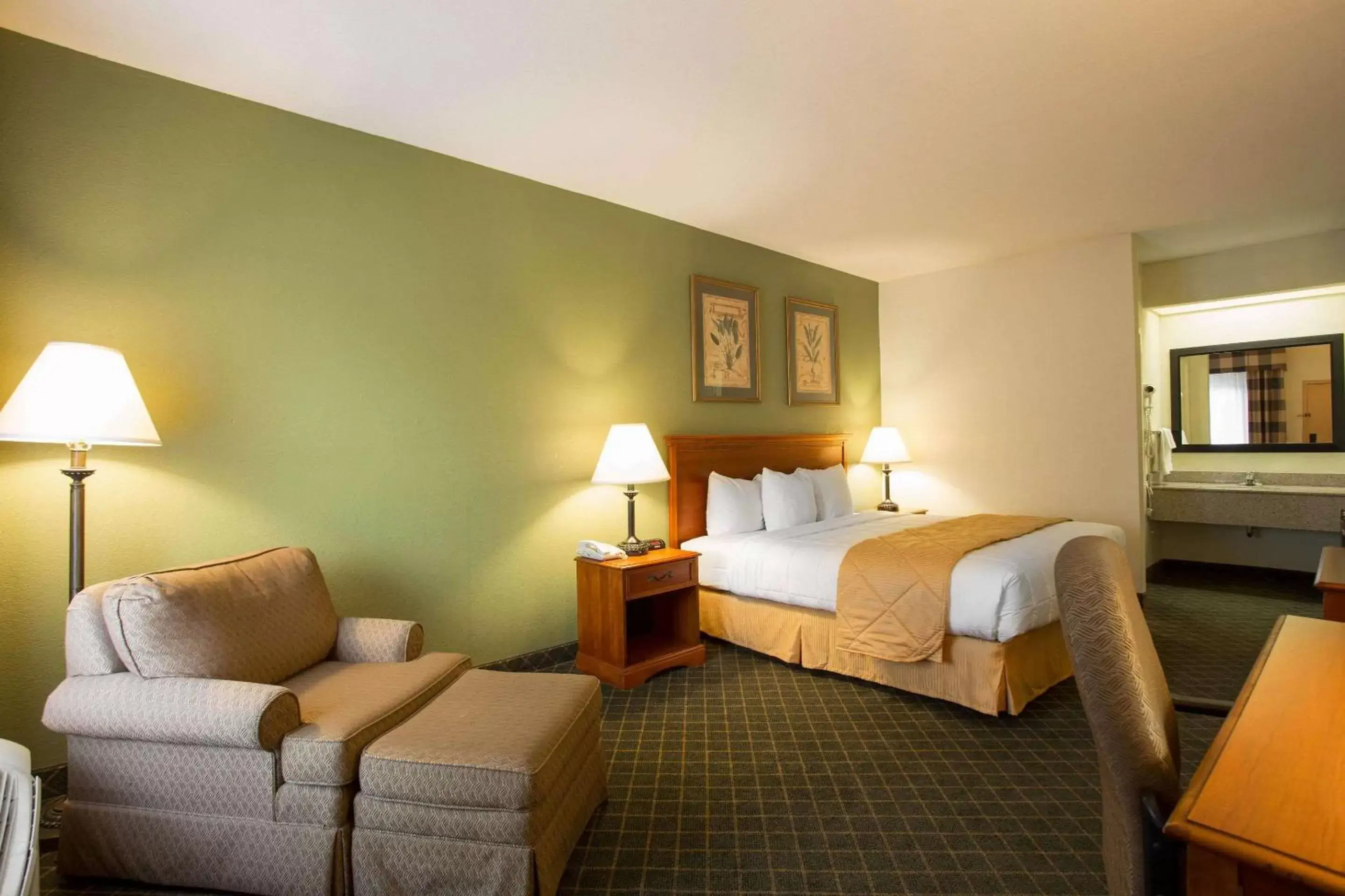 Photo of the whole room, Bed in Clarion Inn & Suites Aiken