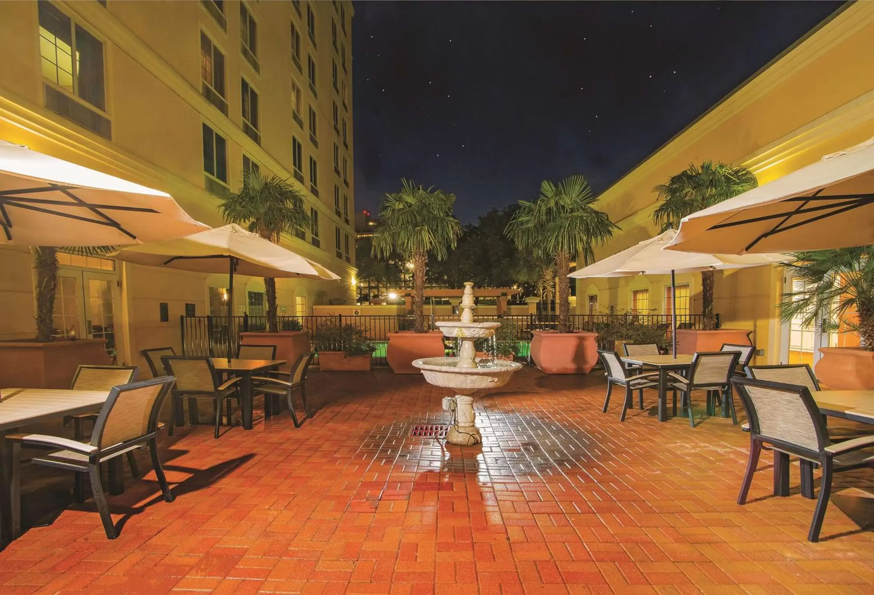 Property building, Restaurant/Places to Eat in La Quinta by Wyndham San Antonio Medical Ctr. NW