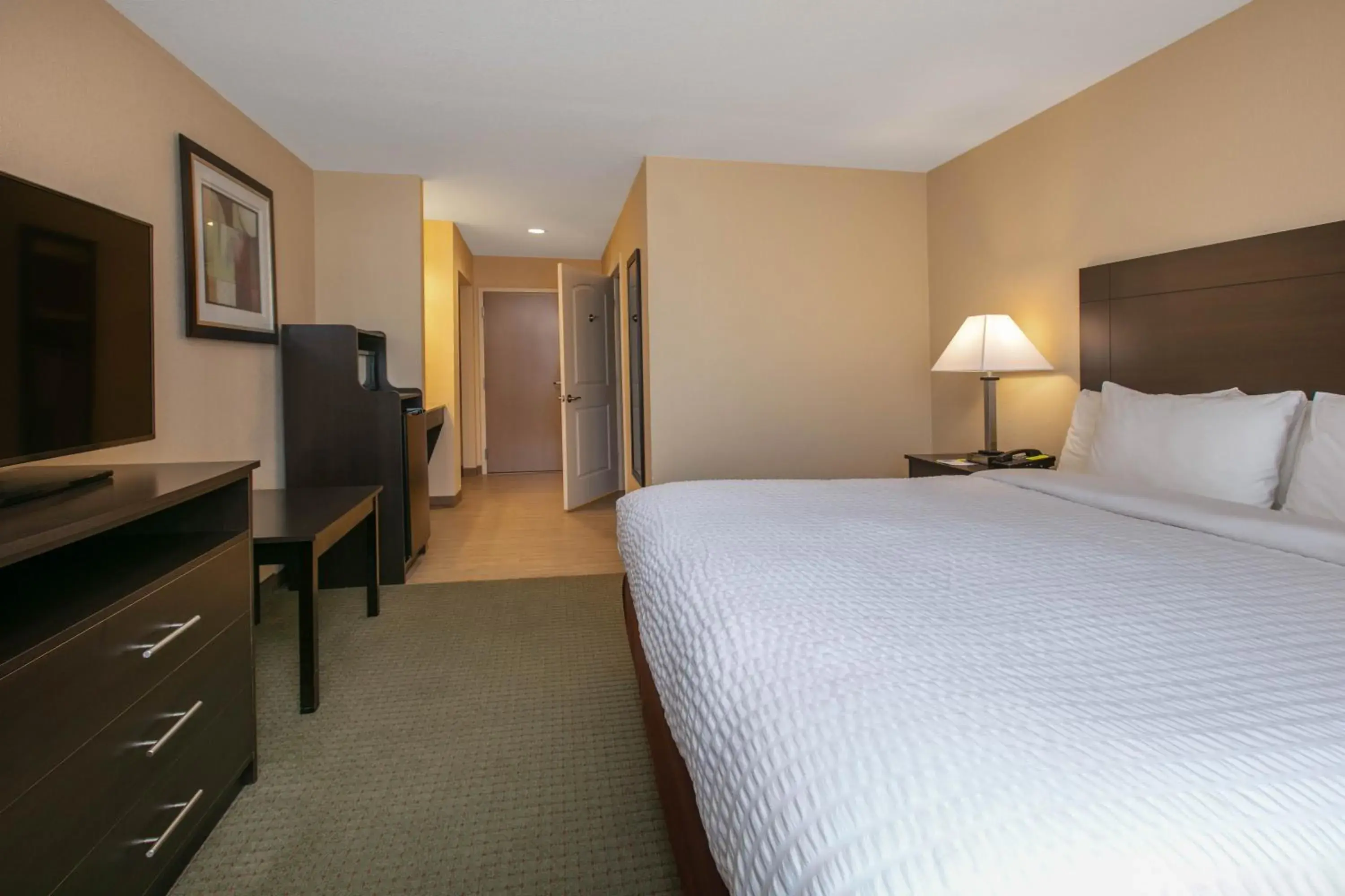 Bed in Days Inn & Suites by Wyndham Florence/Jackson Area