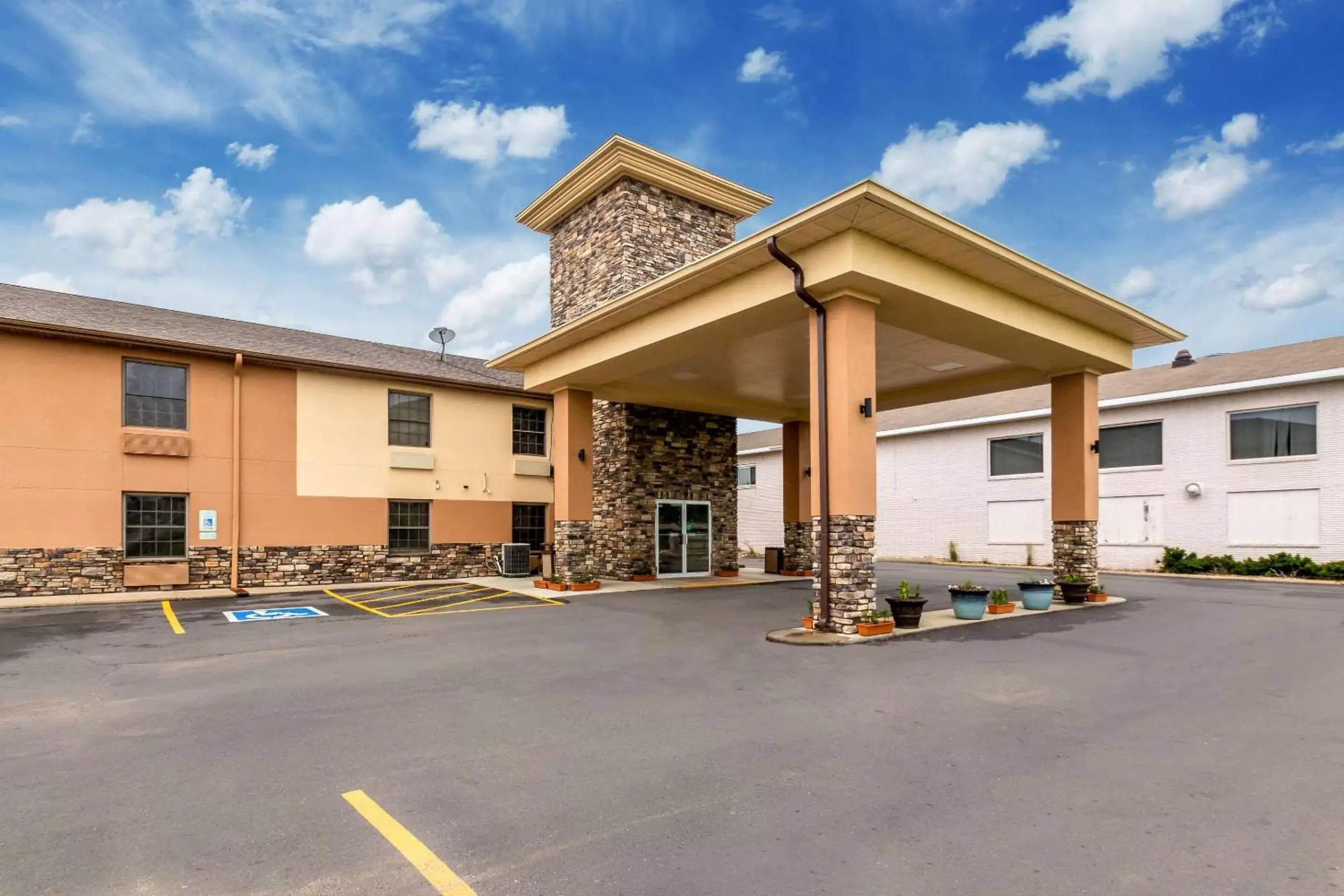 Property Building in Quality Inn Newton at I-80