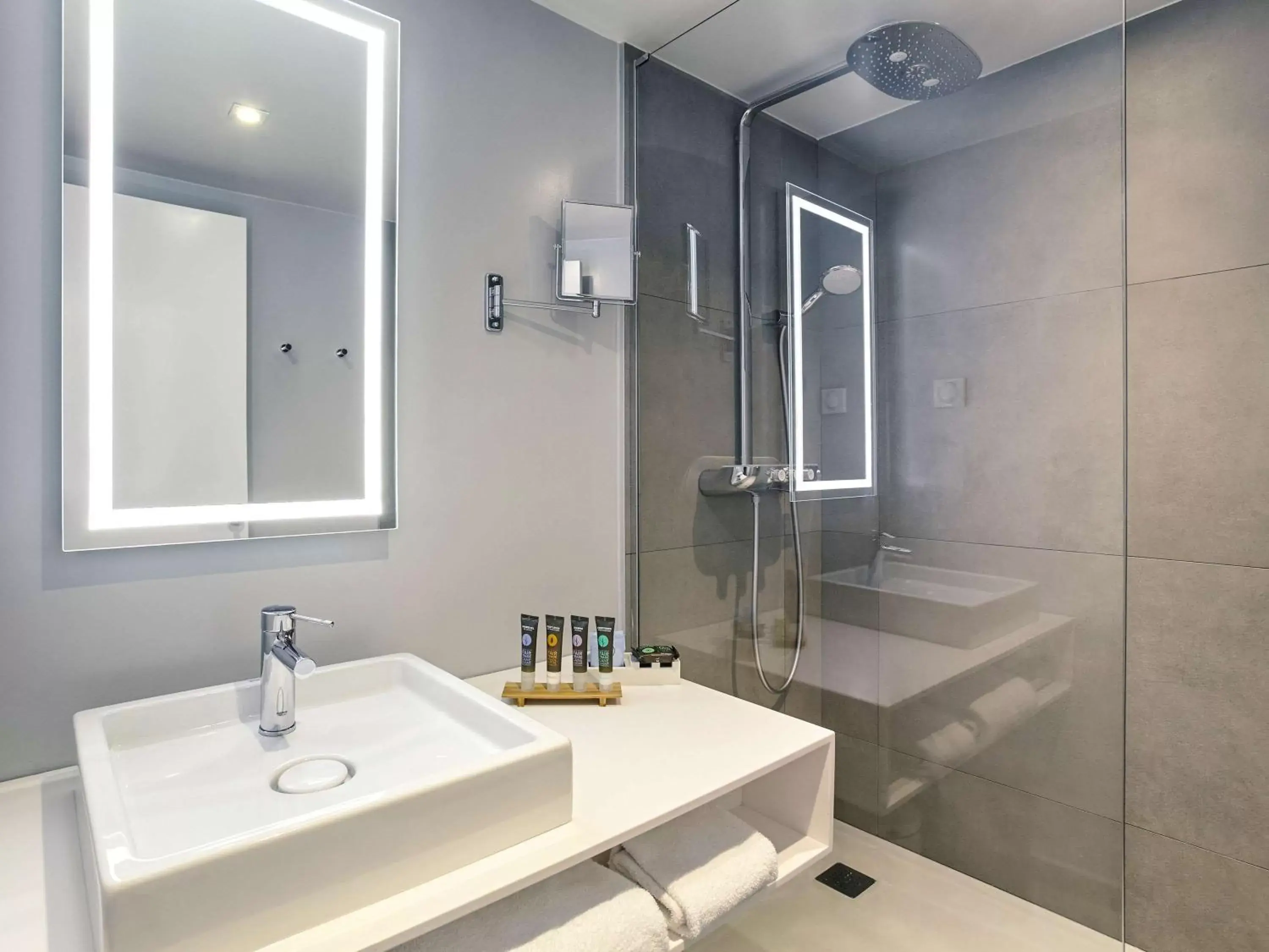 Photo of the whole room, Bathroom in Novotel Saint-Étienne Centre Gare Châteaucreux