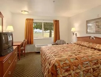King Room - Mobility Access/Non-Smoking in Super 8 By Wyndham Cloverdale Greencastle
