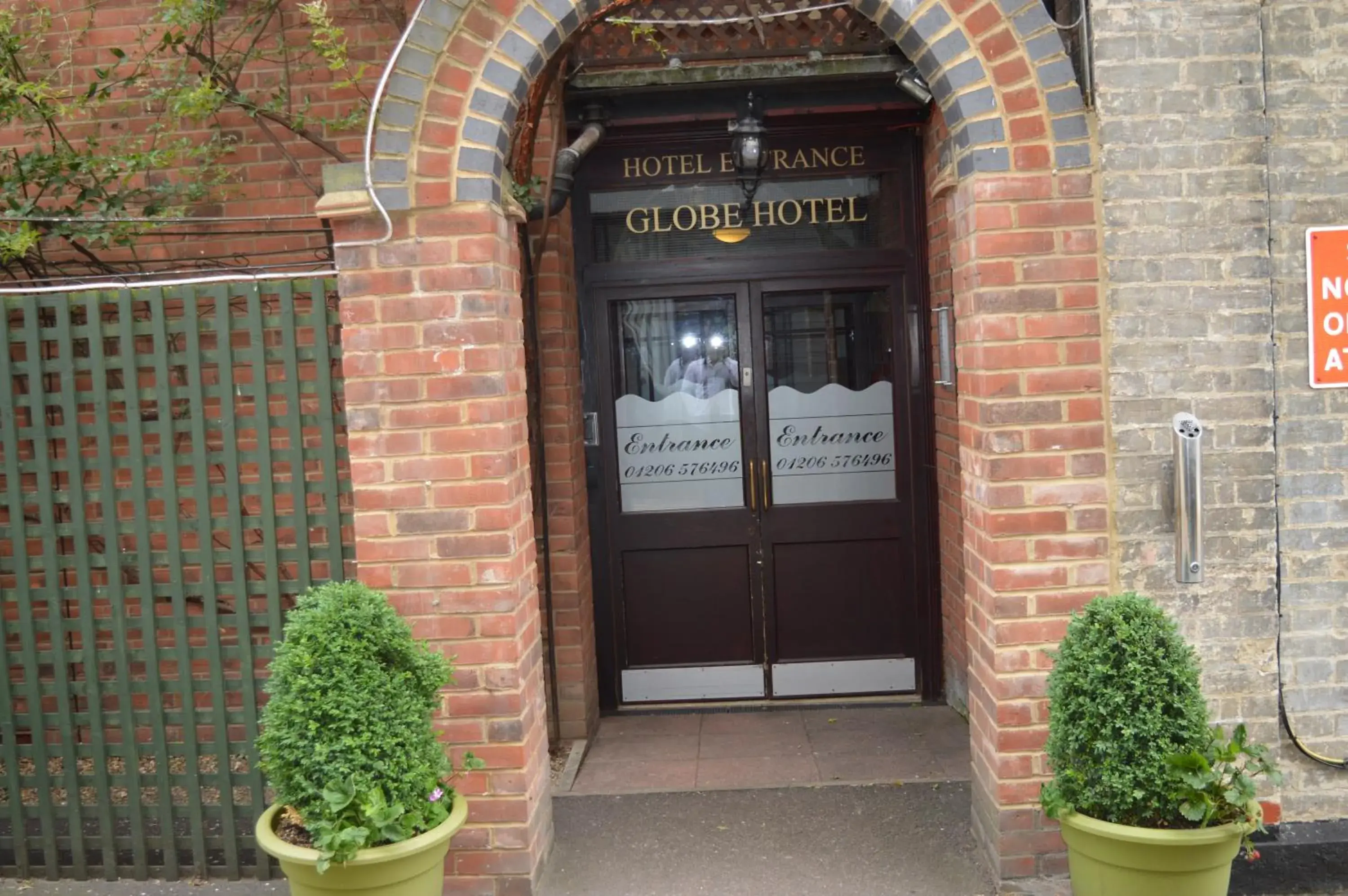 Facade/entrance in Globe Hotel