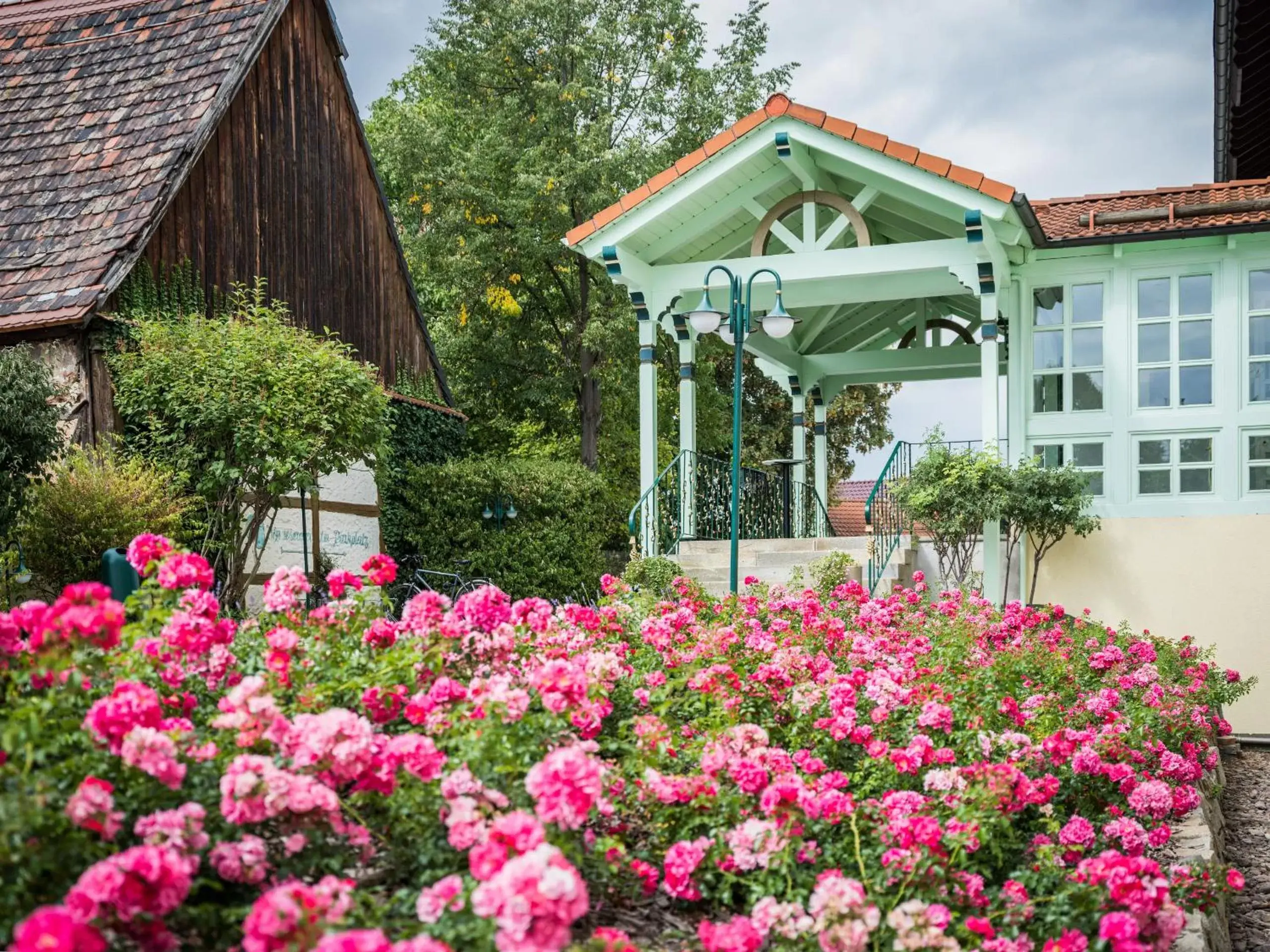 Facade/entrance, Property Building in Hotel Linderhof