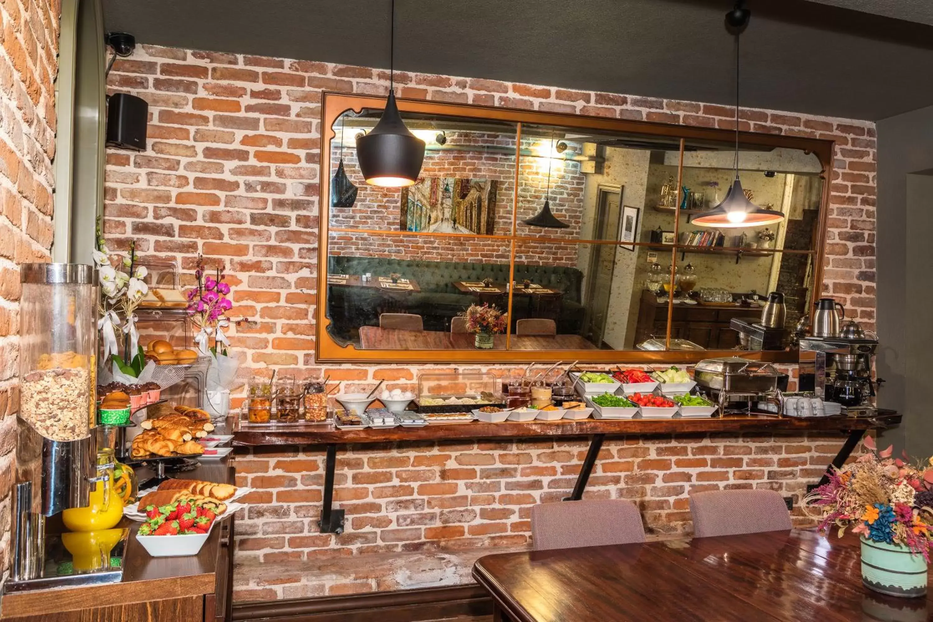 Restaurant/places to eat in Meroddi Galata Mansion