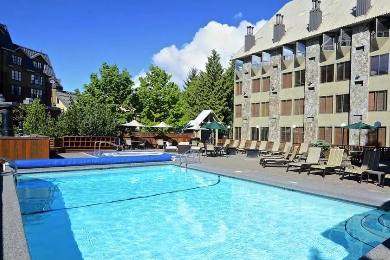 Summer, Swimming Pool in Executive Inn Whistler