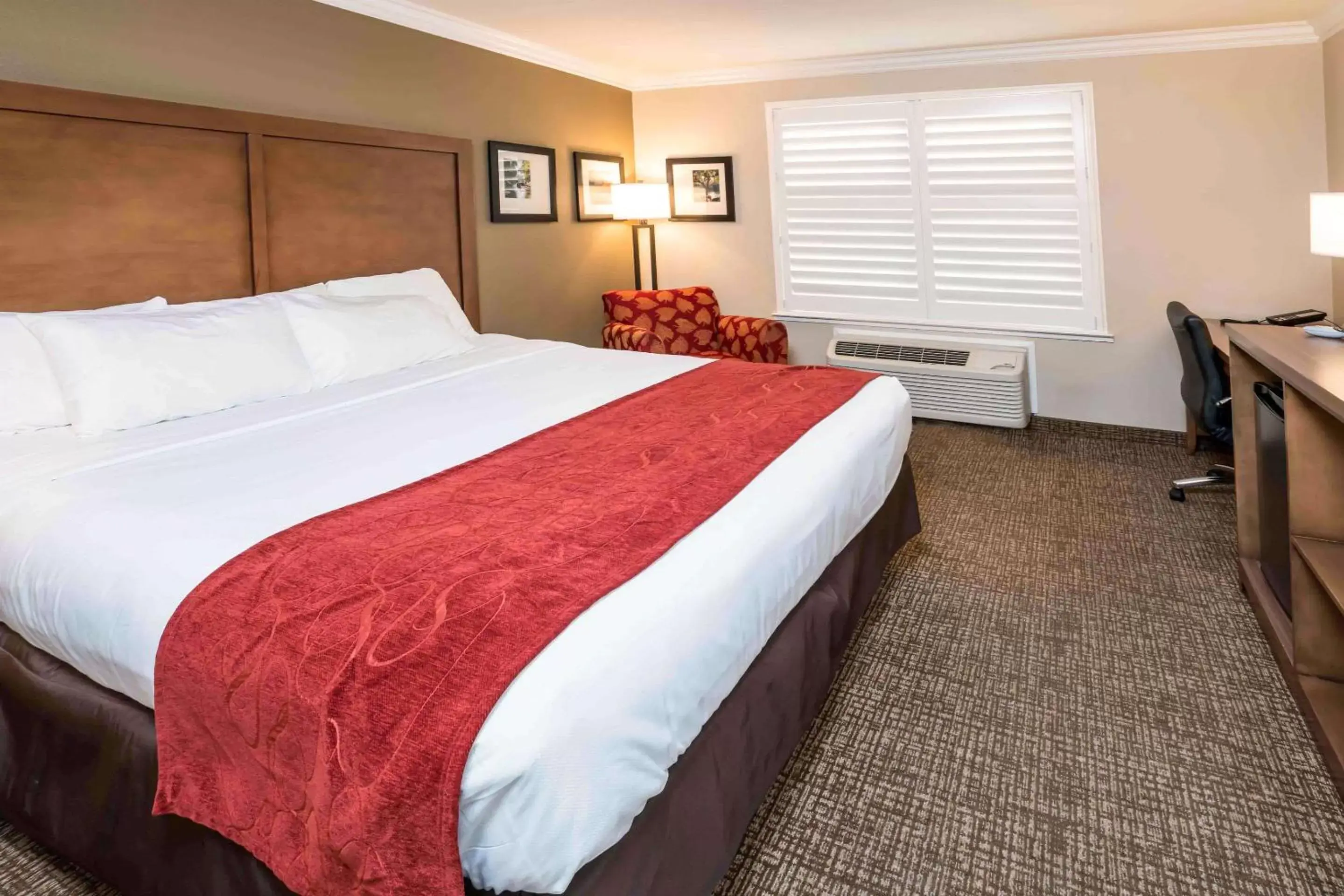 Photo of the whole room, Bed in Comfort Suites Fresno River Park