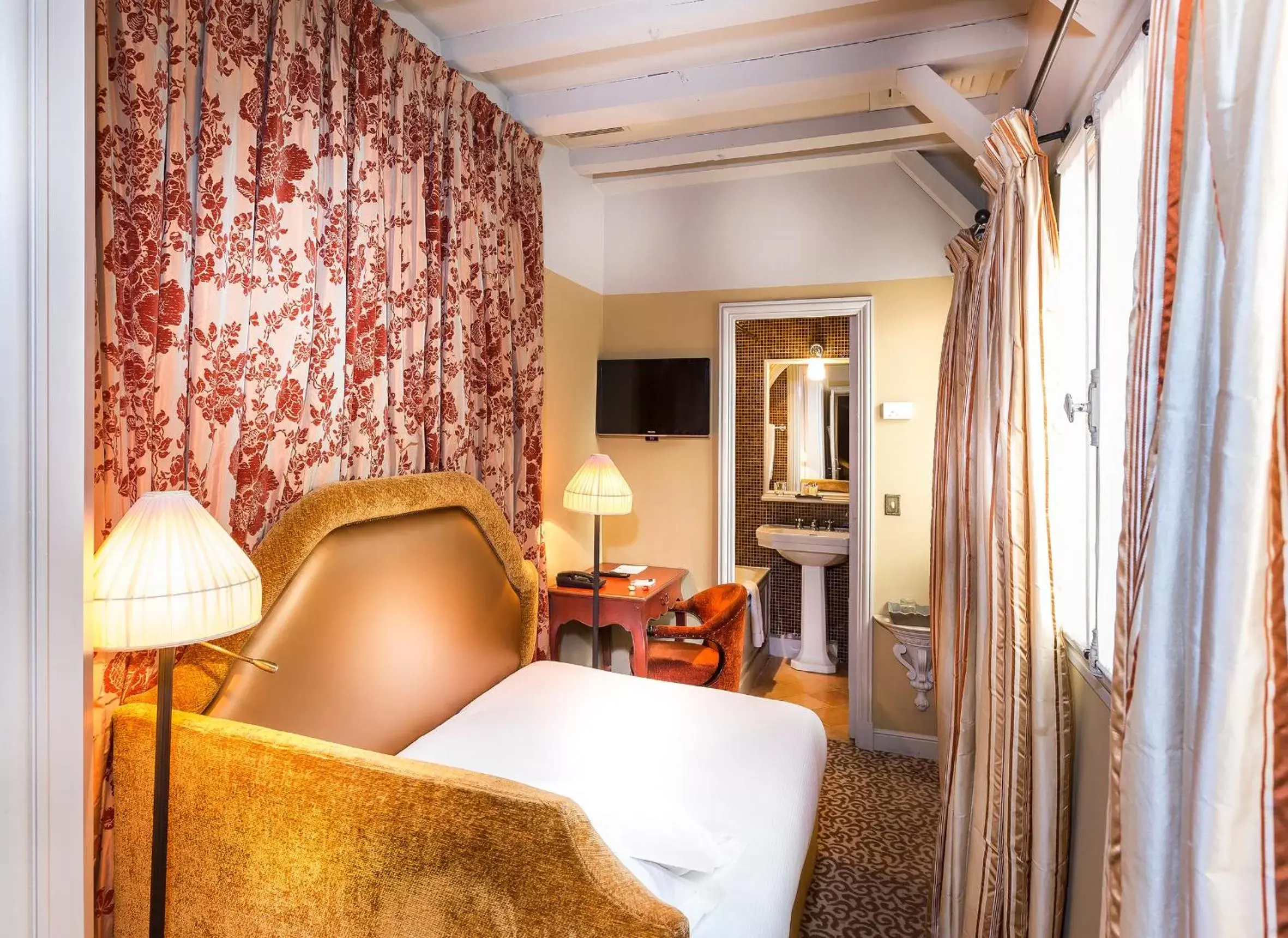Bed, Seating Area in Hotel Odeon Saint Germain
