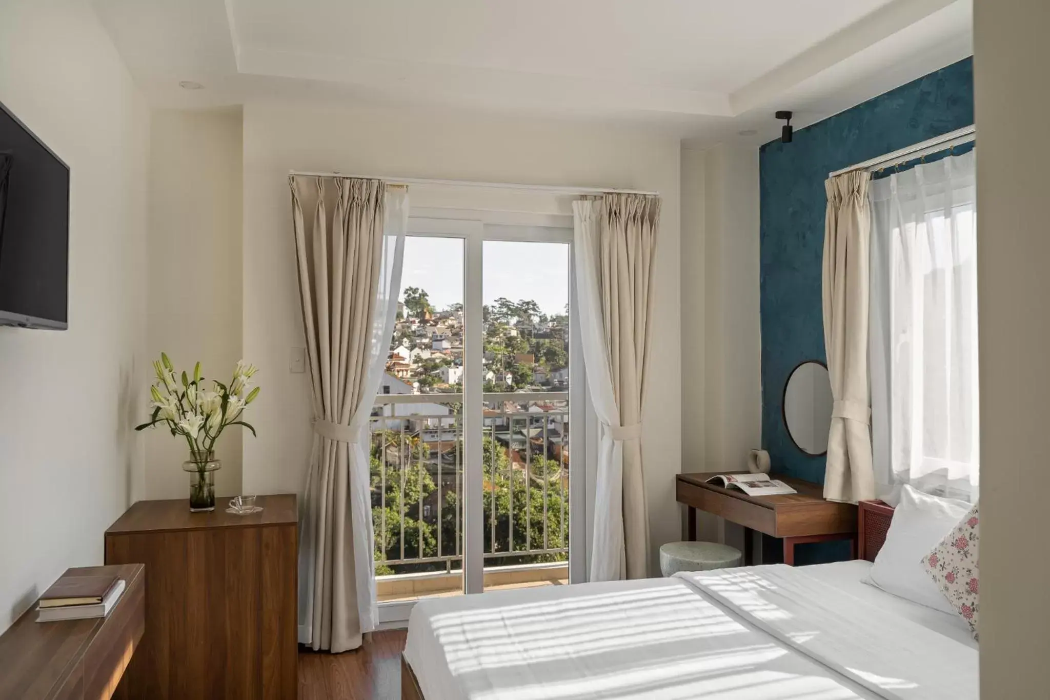 Deluxe Double with Balcony Mountain View in Hong Mon Villa Deluxe Double with Balcony Mountain View in Hong Mon Villa