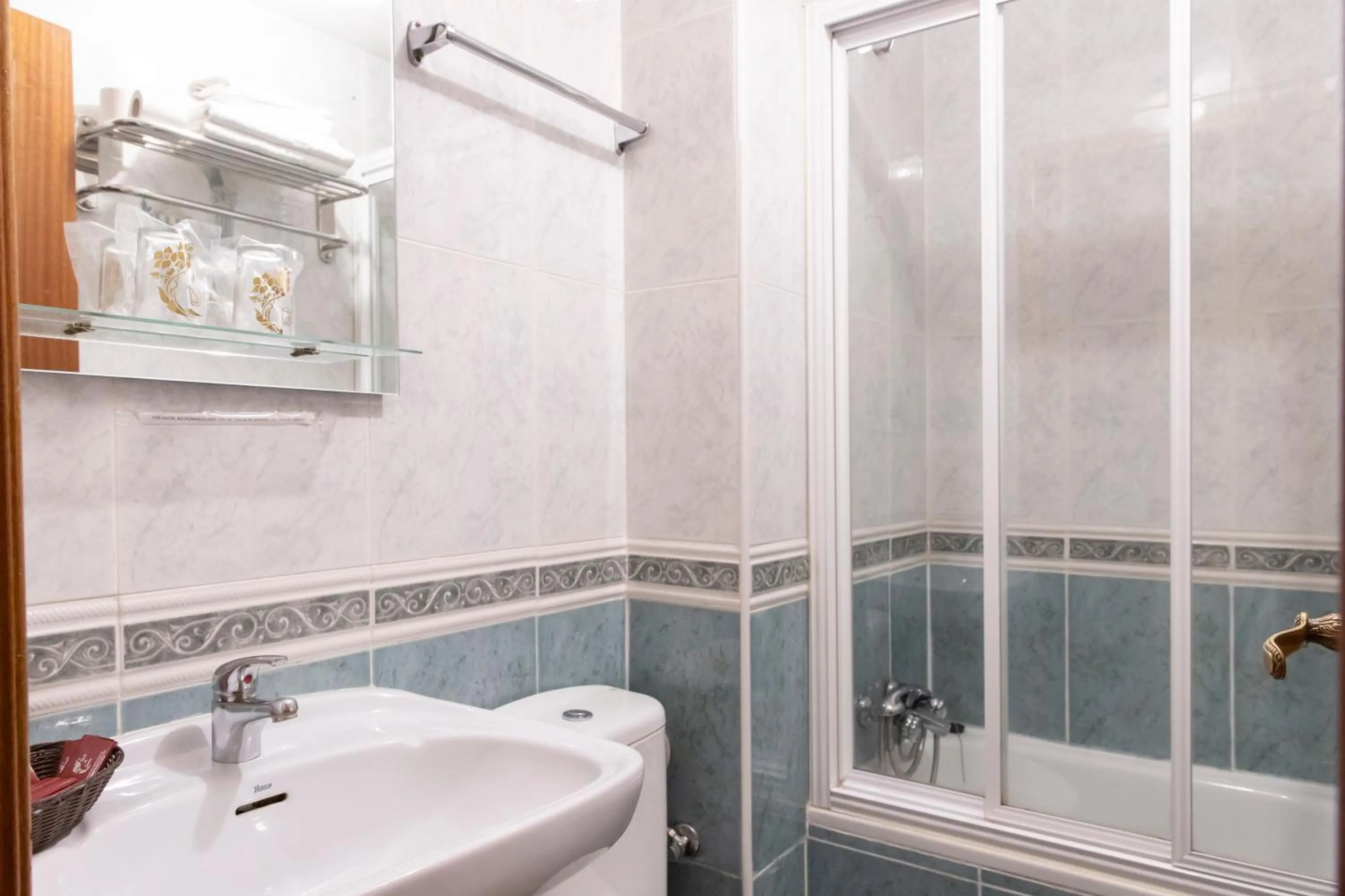 Bathroom in Hostal Tokio