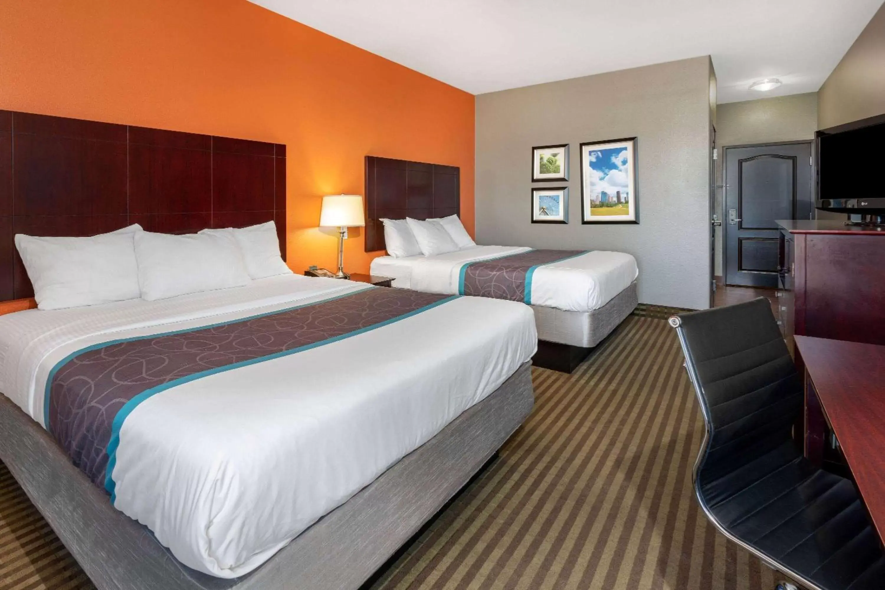 Photo of the whole room, Bed in La Quinta by Wyndham Houston IAH Bush Intl Airport E
