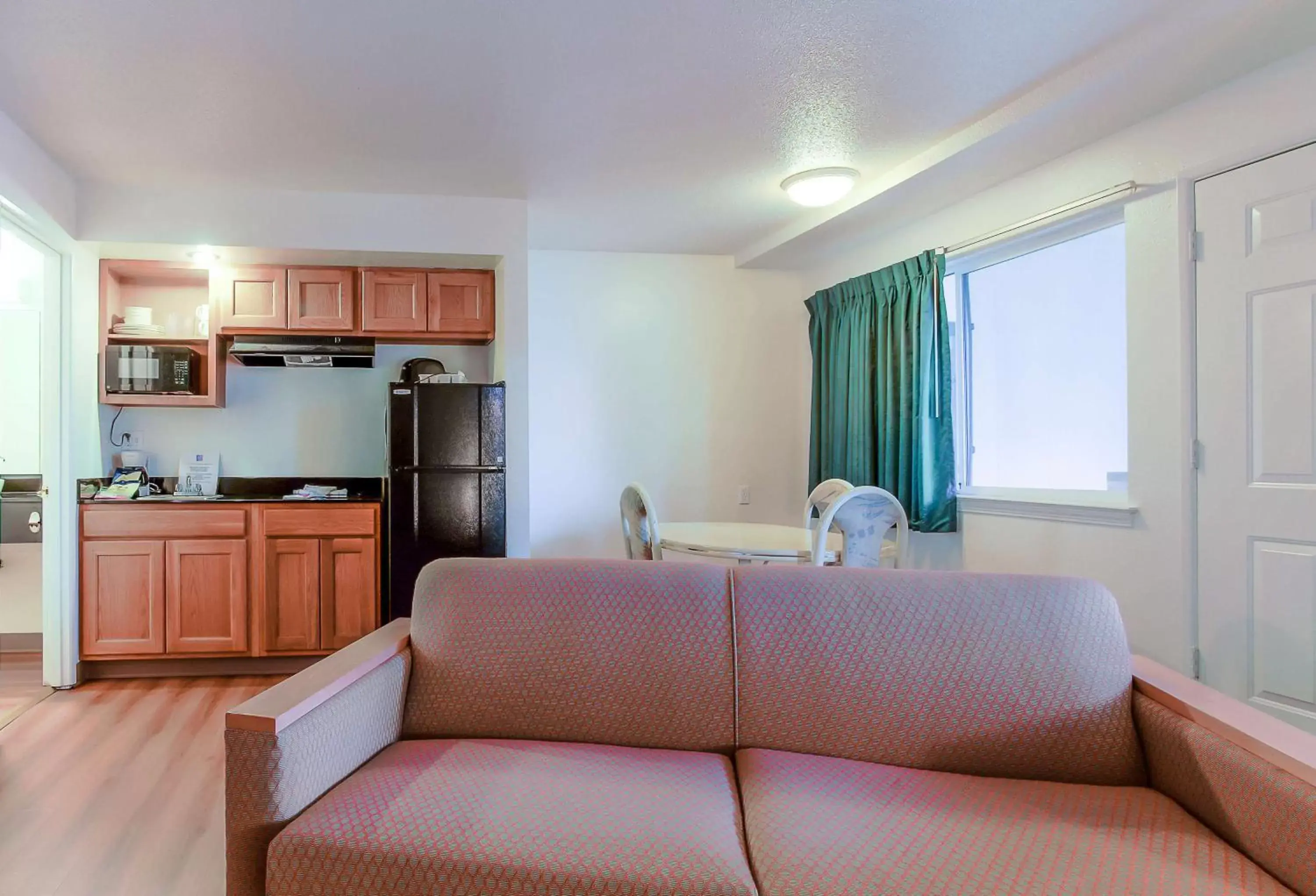 Kitchen or kitchenette, Seating Area in Motel 6-Coos Bay, OR