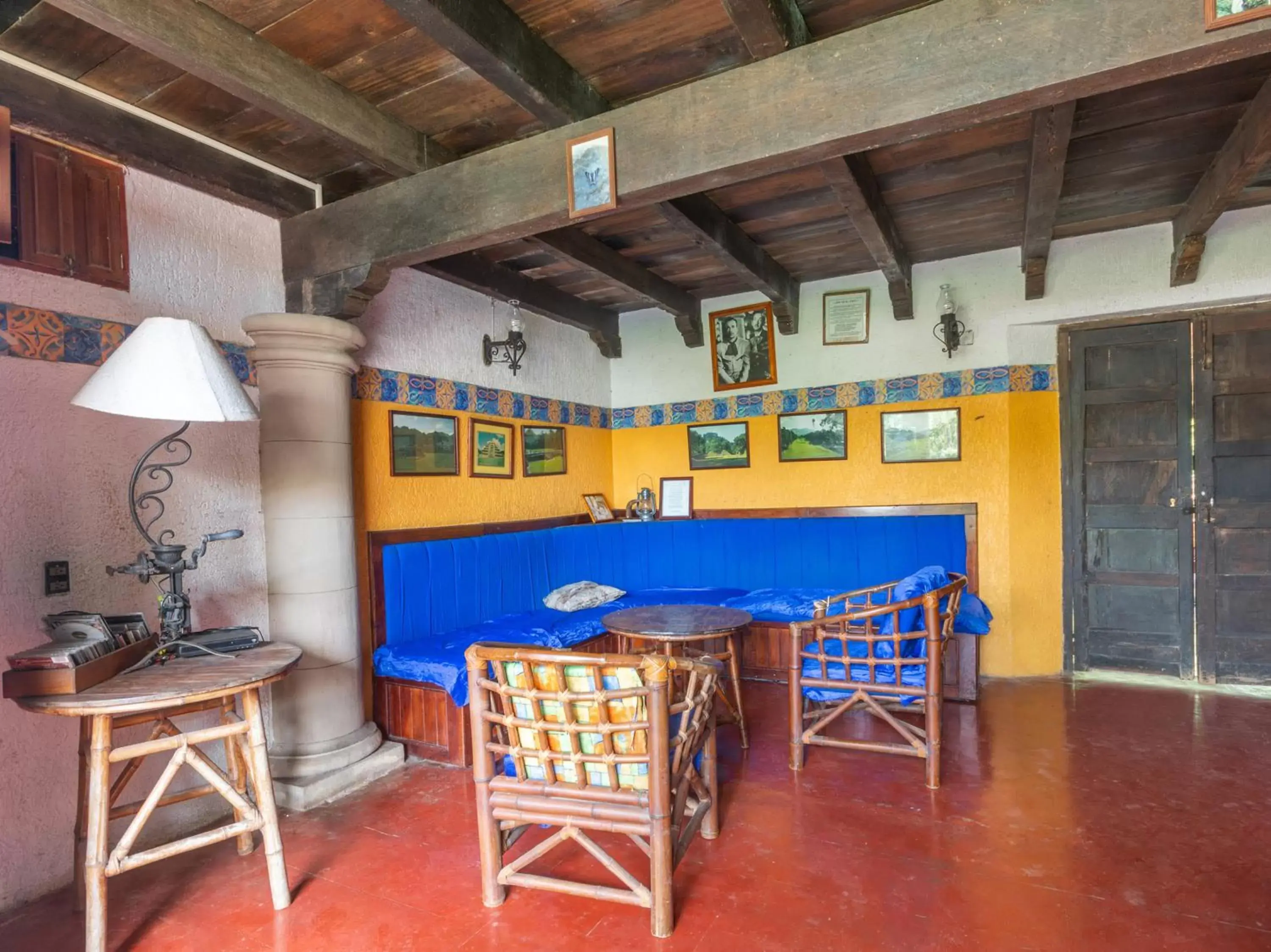 Lounge or bar, Dining Area in Rancho Hotel El Carmen