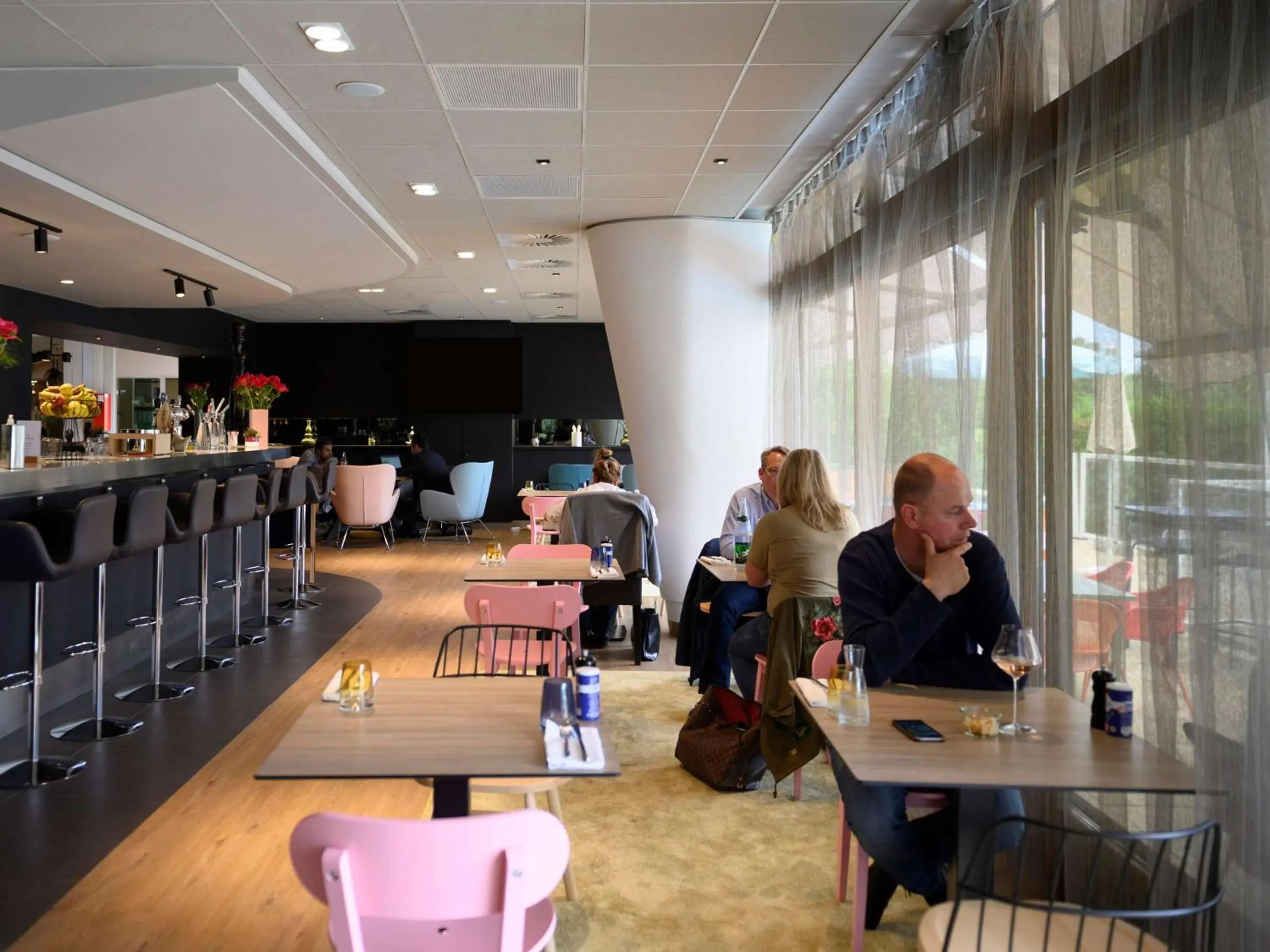 Restaurant/places to eat in Novotel Paris Créteil Le Lac