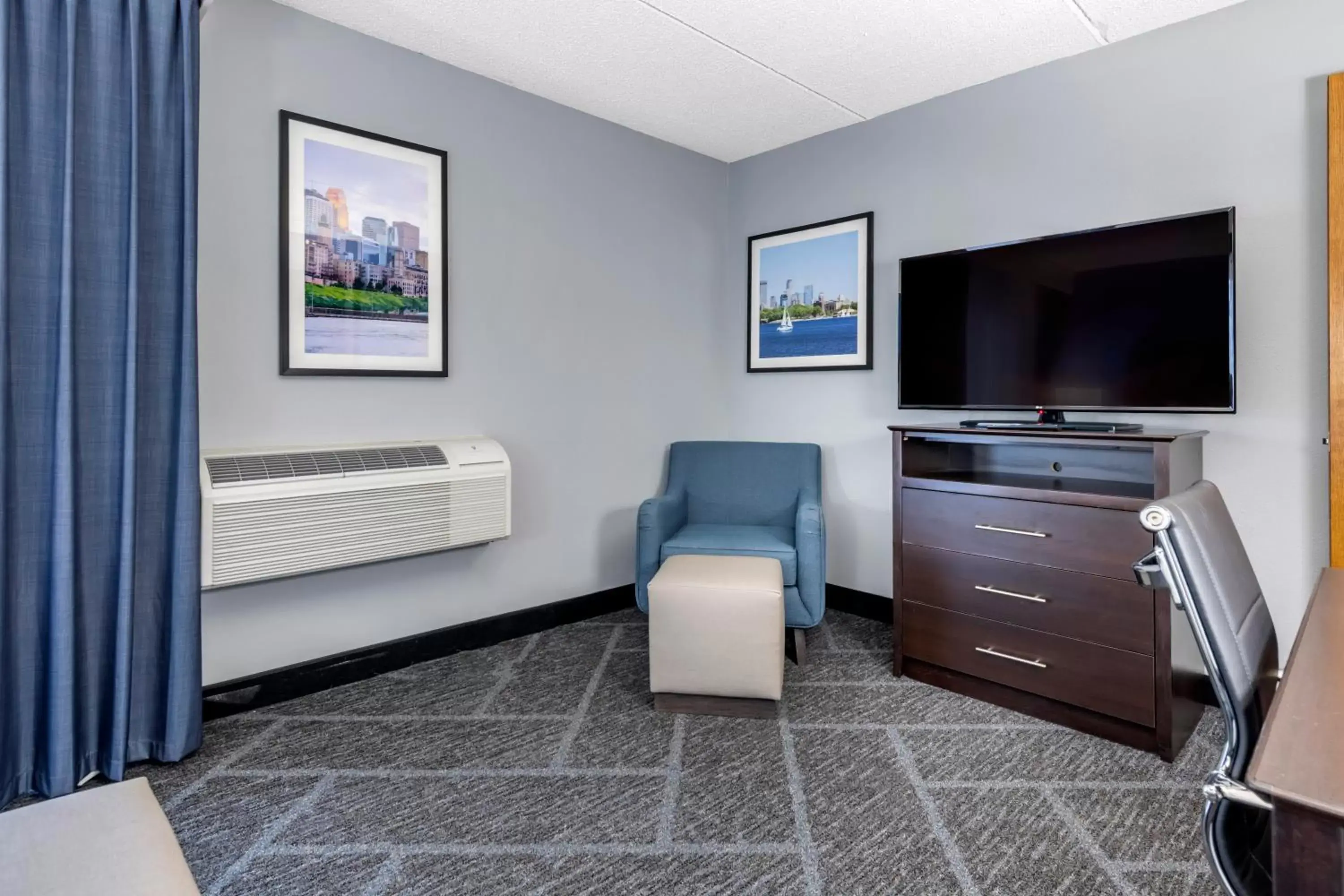 Seating area, TV/Entertainment Center in Best Western Bloomington Edina - Minneapolis