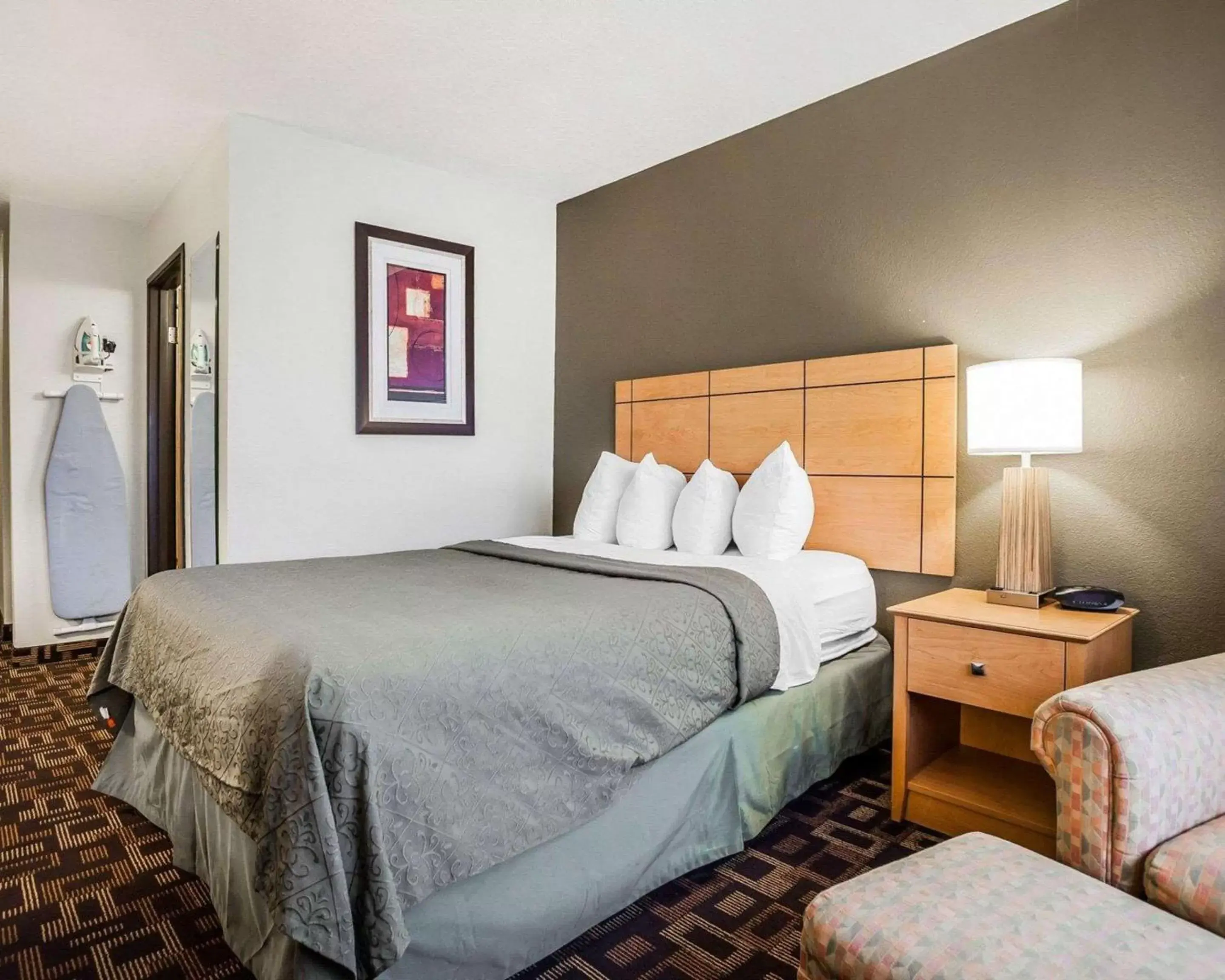 Photo of the whole room, Bed in Quality Inn & Suites Des Moines Airport